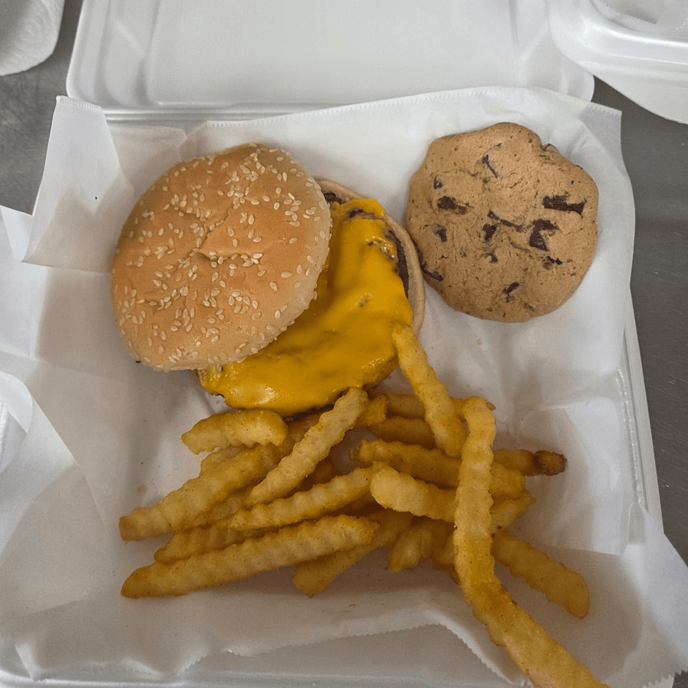 Kids' Cheeseburger Meal (Fries)