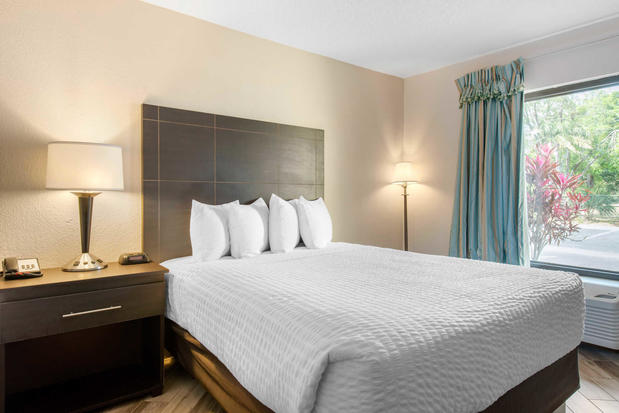 Images Clarion Inn & Suites