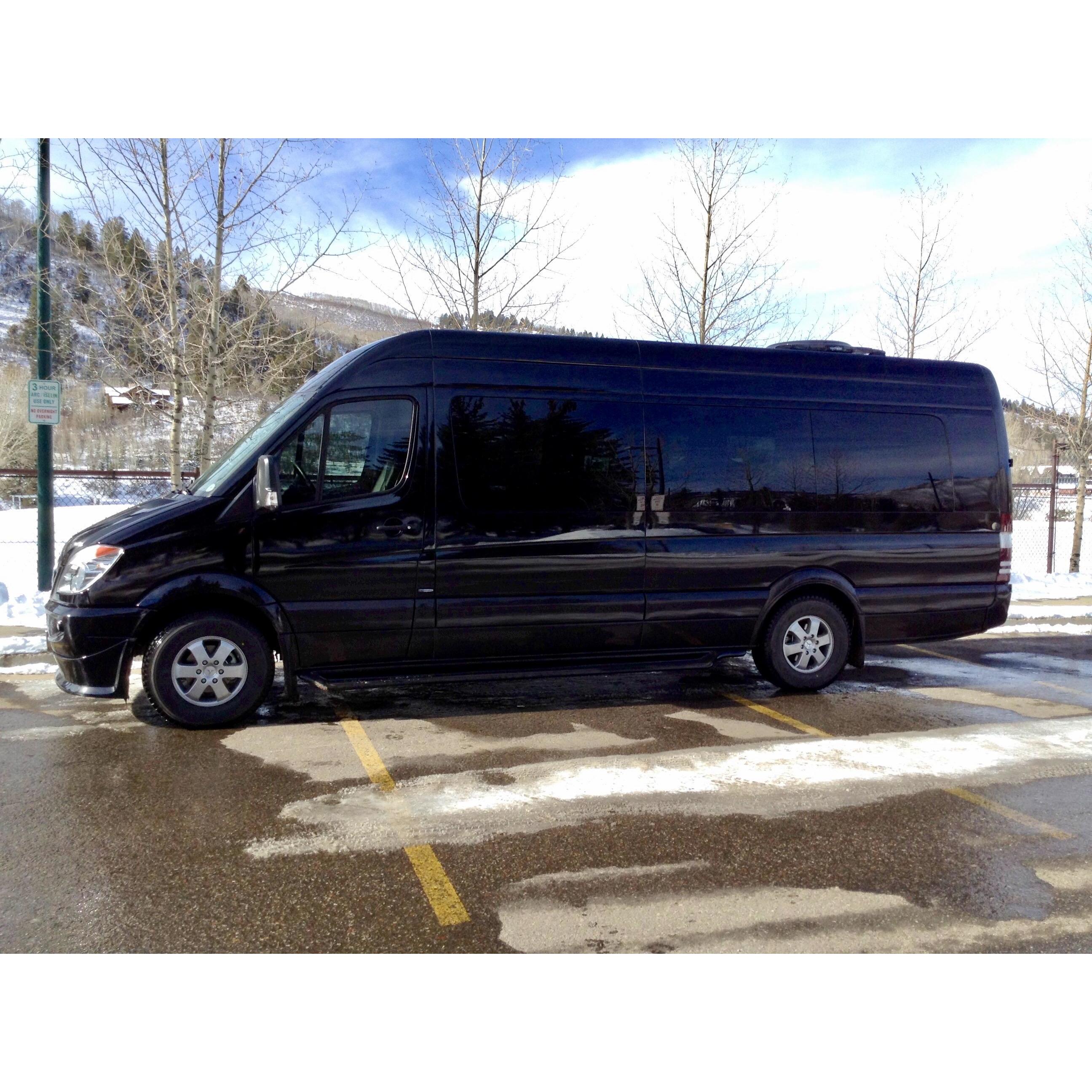 Colorado Custom Limousine LLC Logo