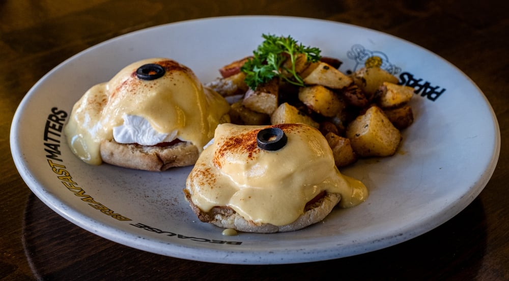 Eggs Benedict w Smoked Salmon