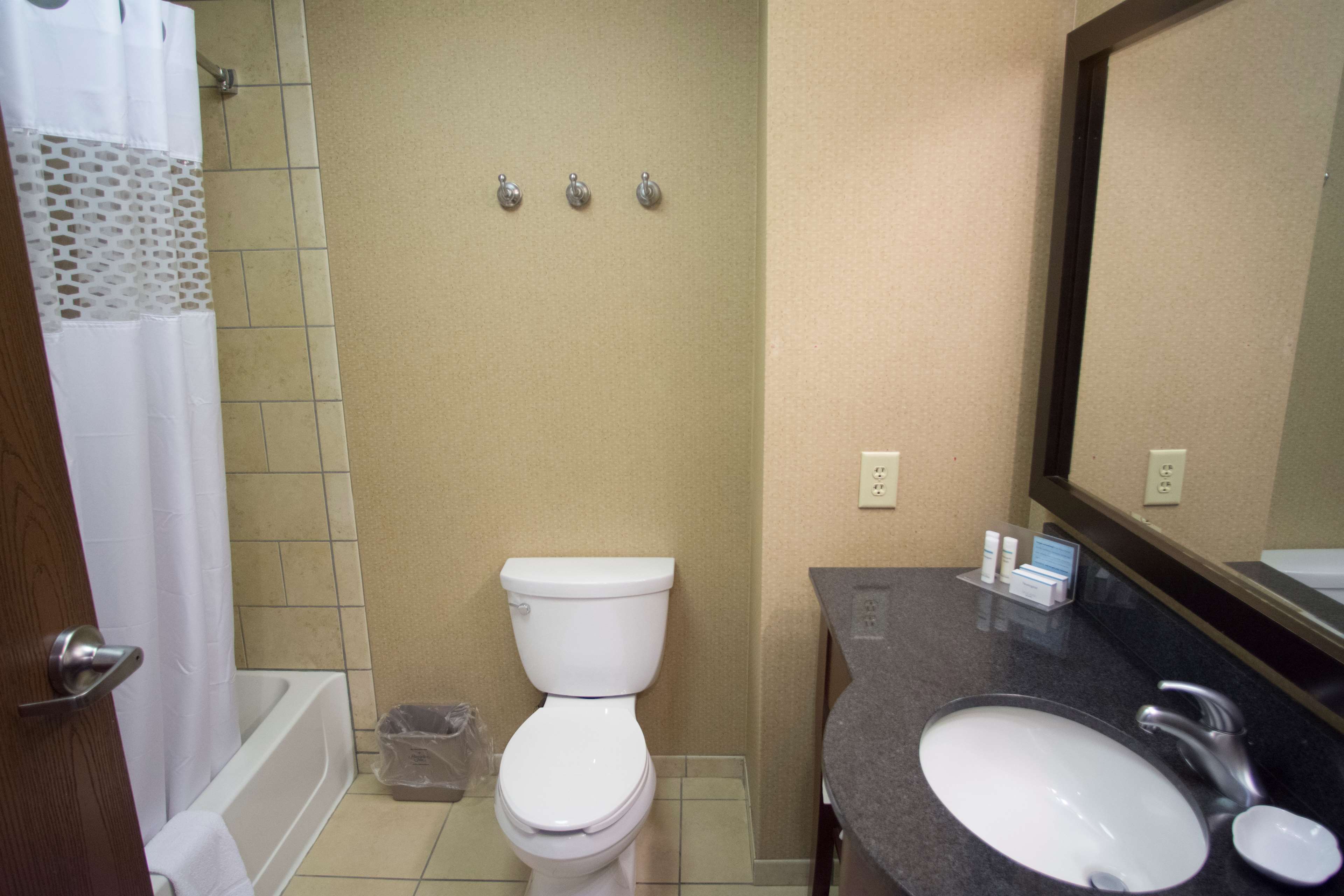 Guest room bath