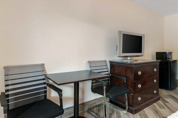 Images Clarion Inn & Suites