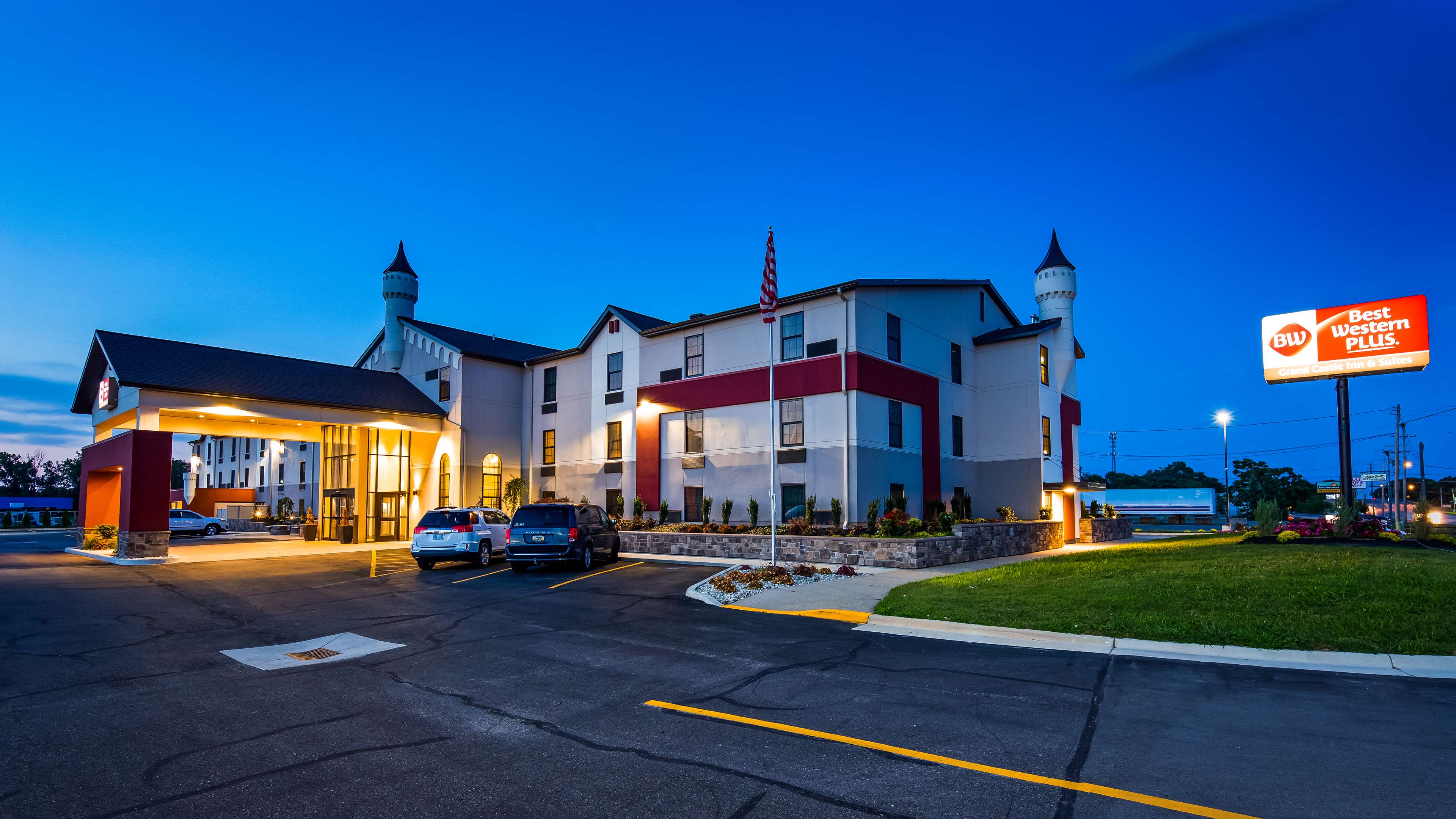 Best Western Plus Grand Castle Inn & Suites Grand Rapids West Photo