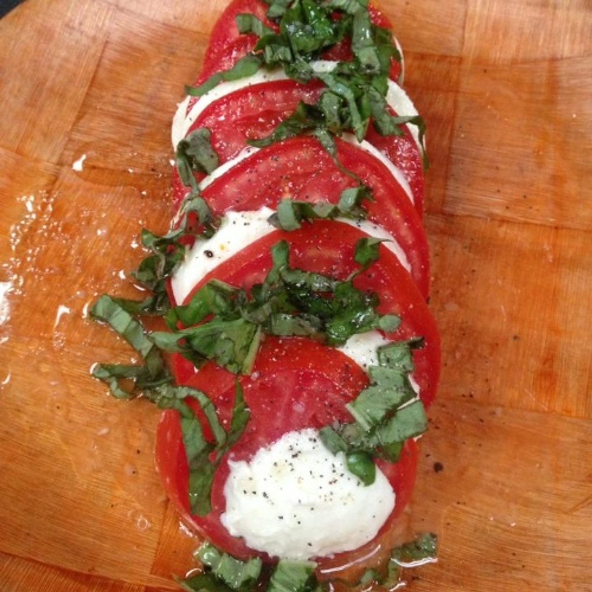 MOZZARELLA CAPRESE SALAD