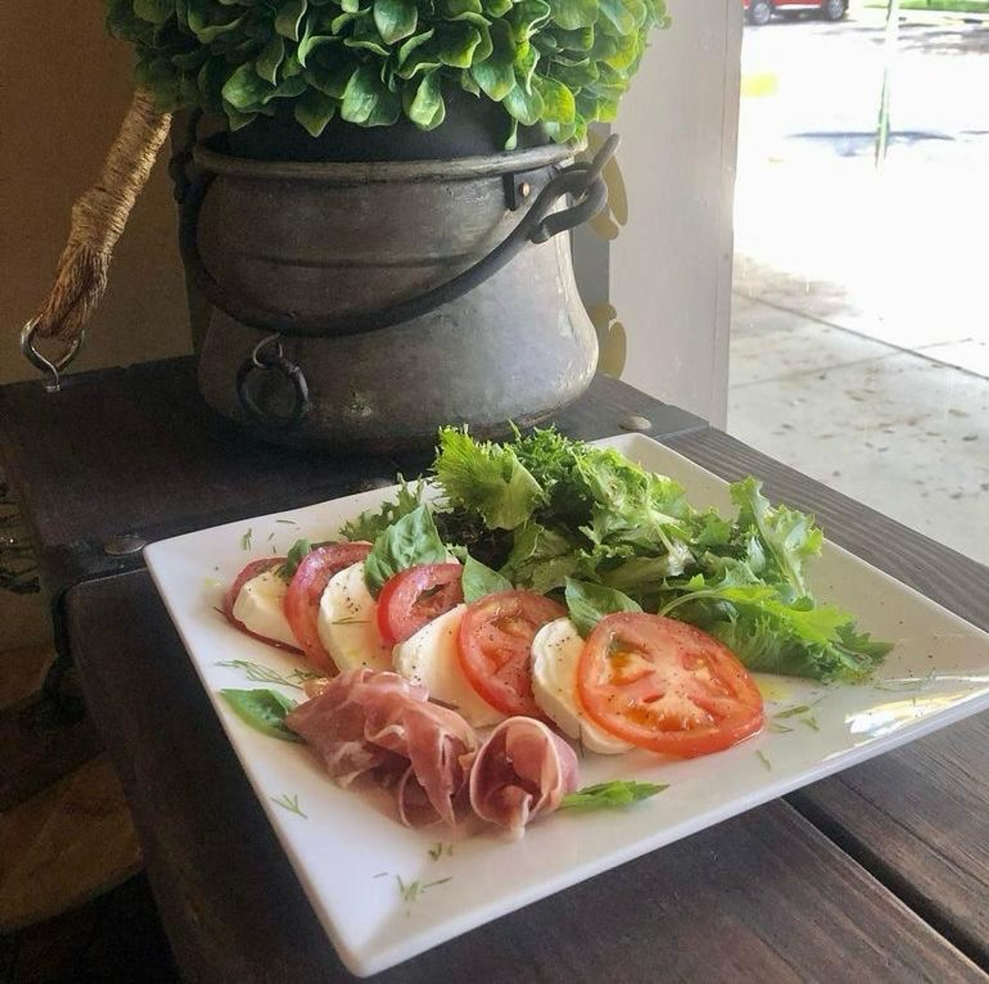 La Caprese Salad (Vegetable-Prosciutto)