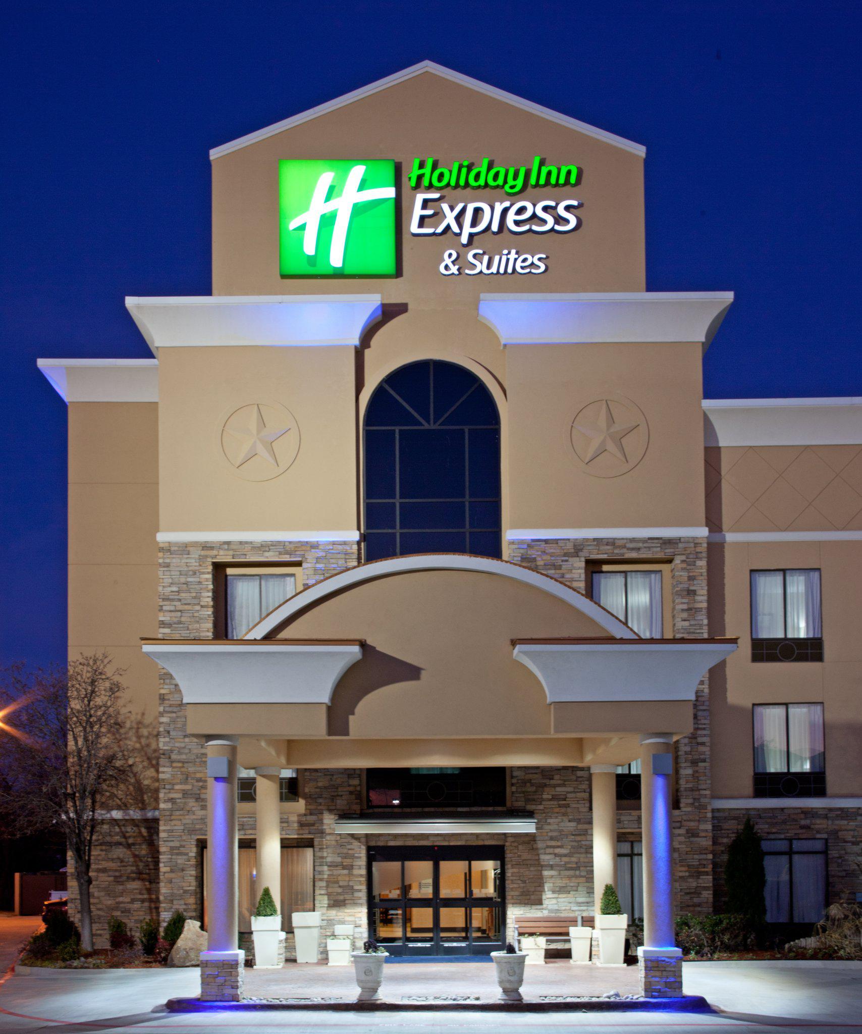 Holiday Inn Express & Suites Arlington (I-20-Parks Mall) Photo