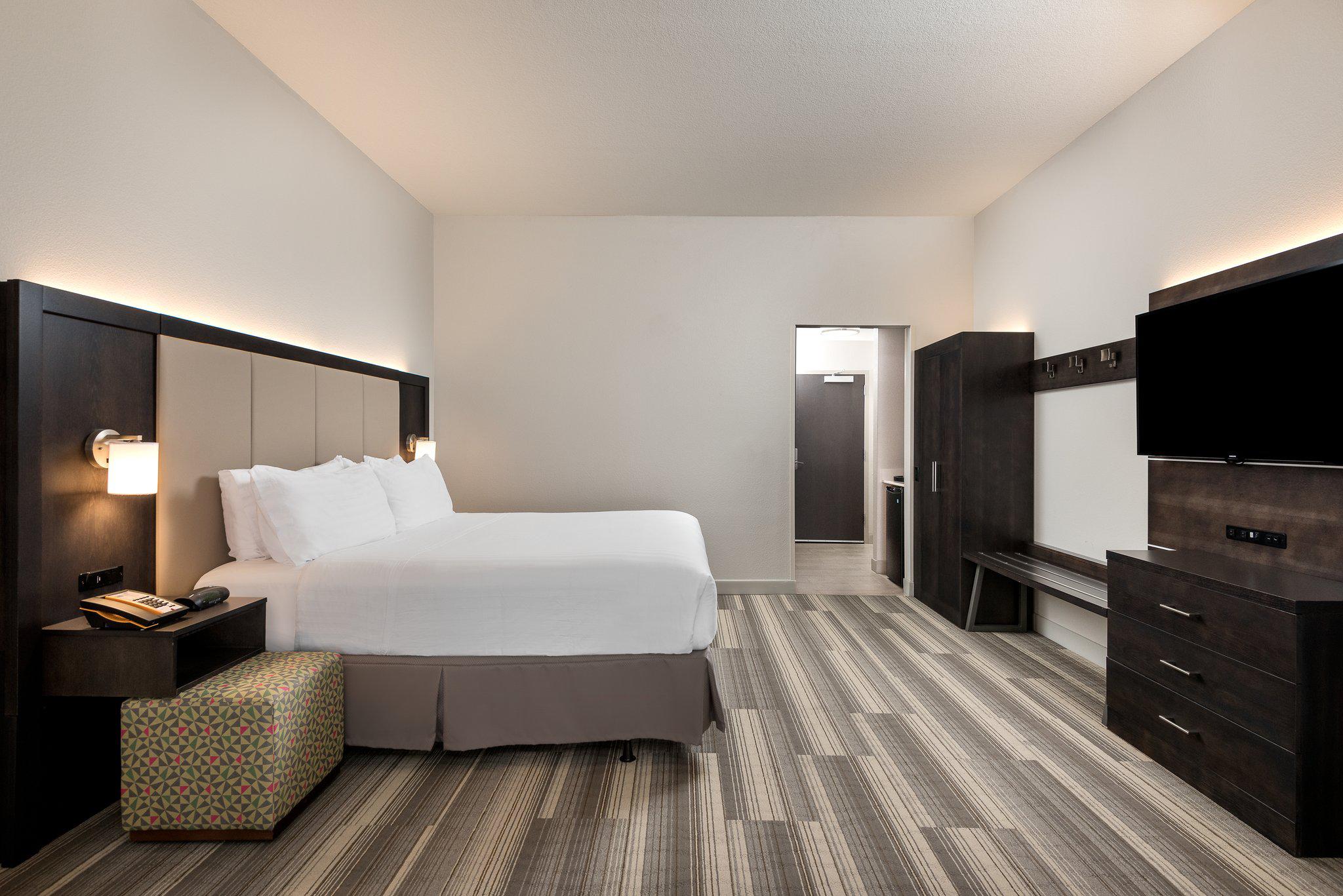 Holiday Inn Express & Suites Lakeland South Photo