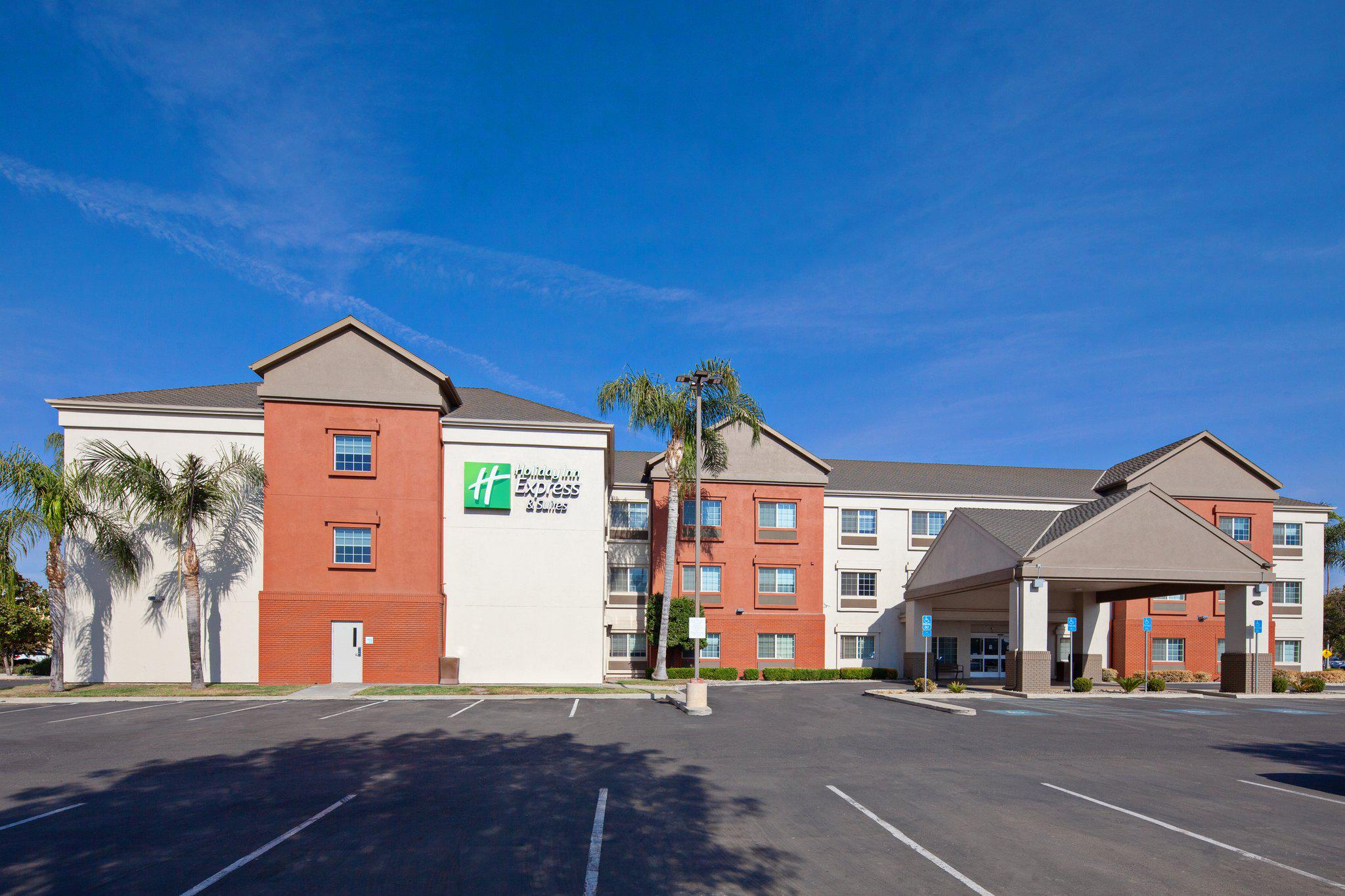 Holiday Inn Express & Suites Tulare Photo