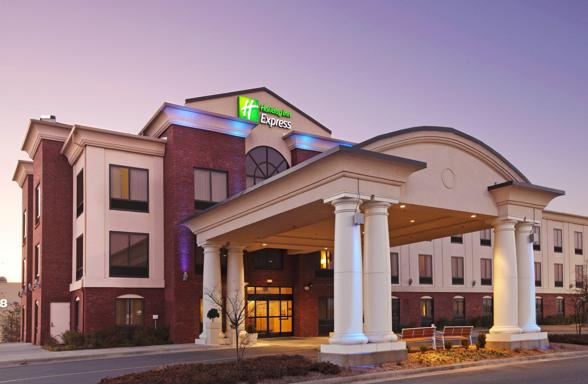 Holiday Inn Express & Suites Pine Bluff/Pines Mall Photo