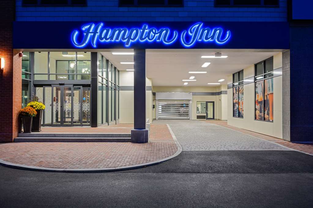 Hampton Inn Salem Boston Image