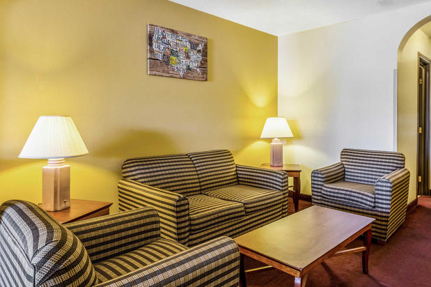 Images Econo Lodge Inn & Suites