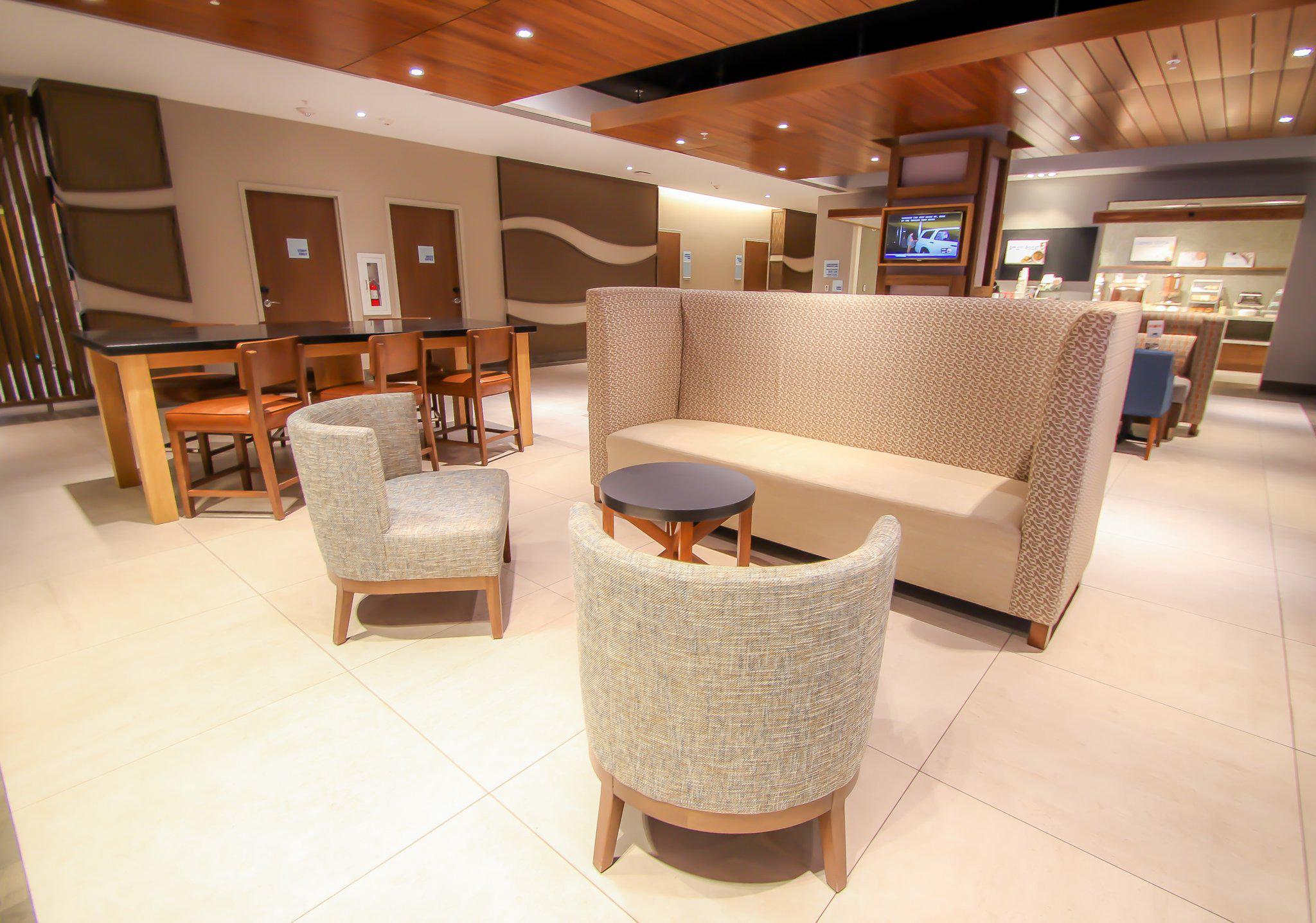 Holiday Inn Express & Suites Miami Airport East Photo