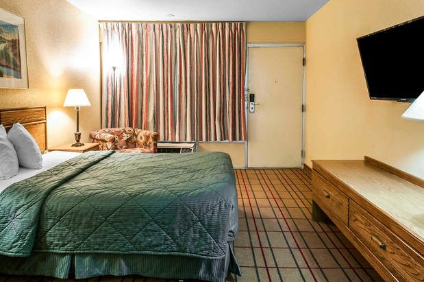 Images Rodeway Inn East