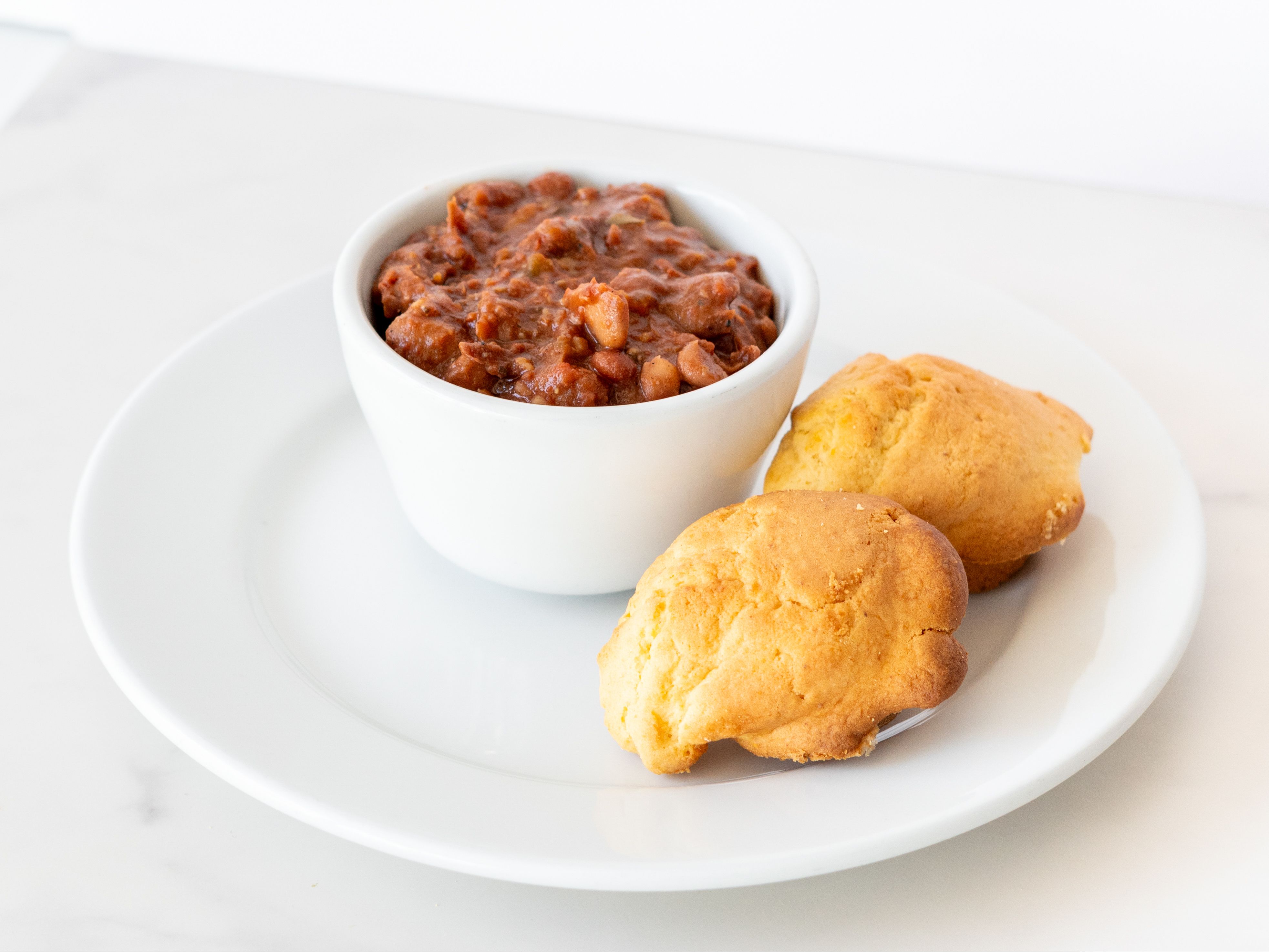 8 oz. Chili + Cornbread