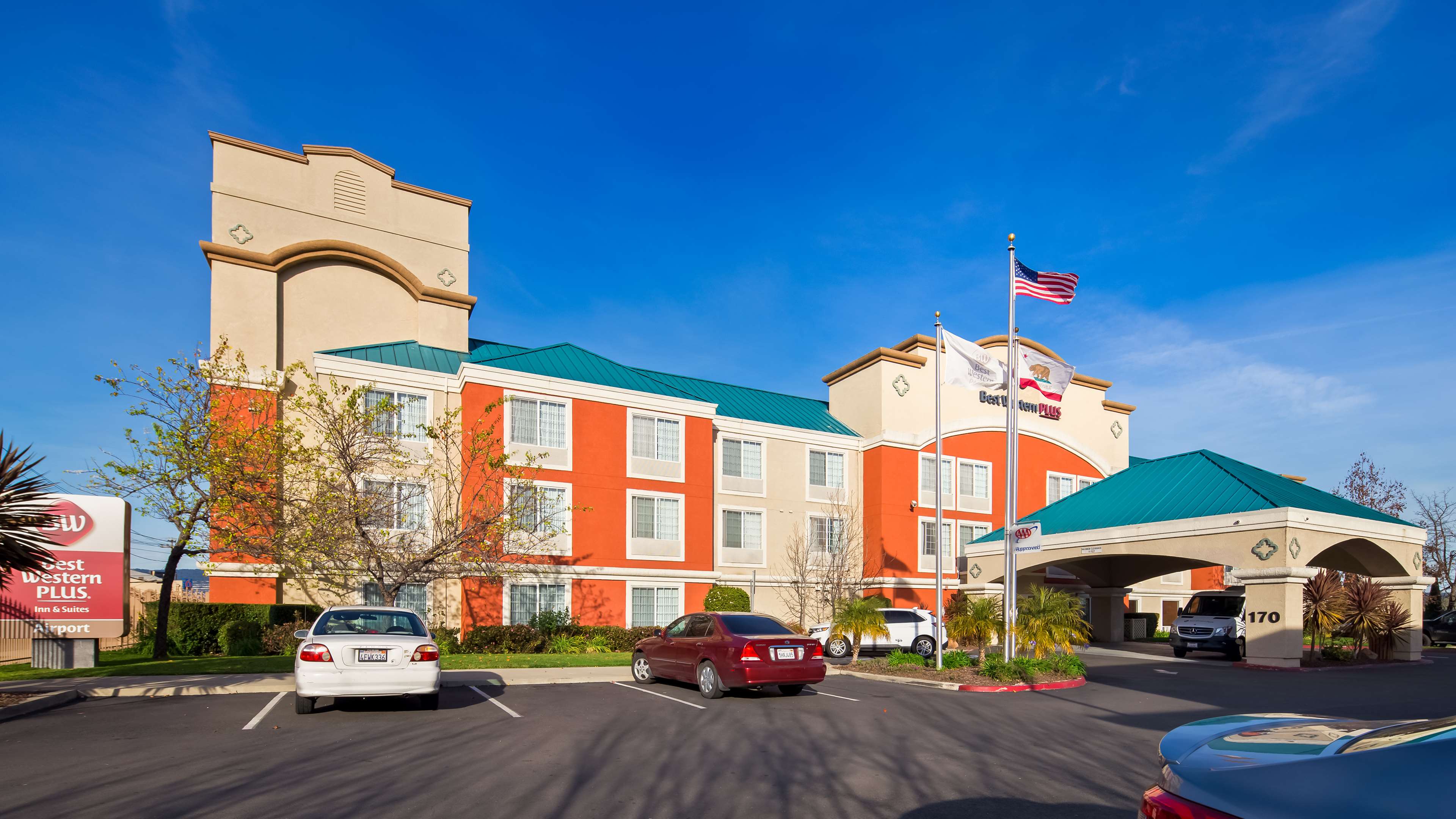 Best Western Plus Airport Inn & Suites Photo