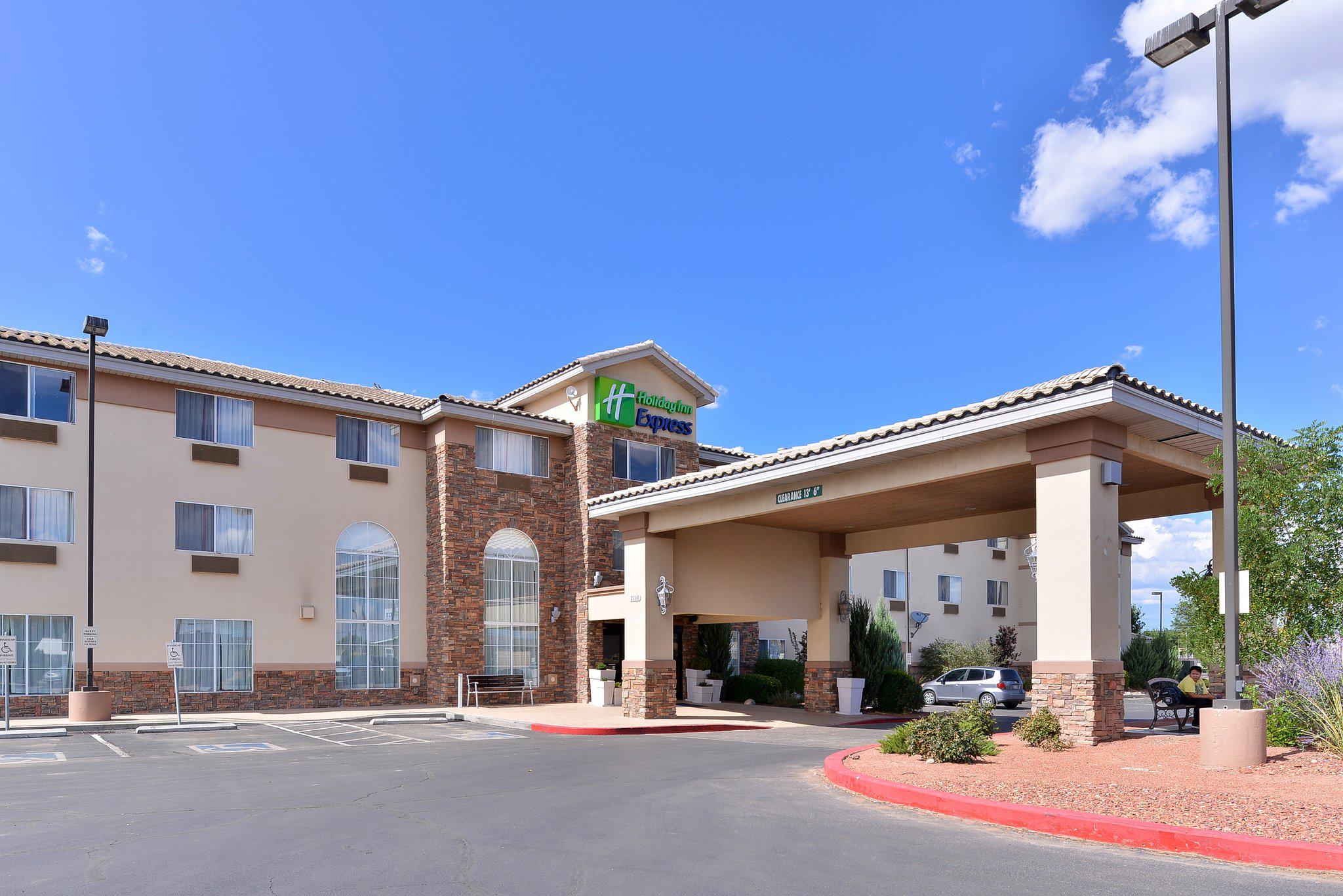 Holiday Inn Express & Suites Farmington (Bloomfield) Photo