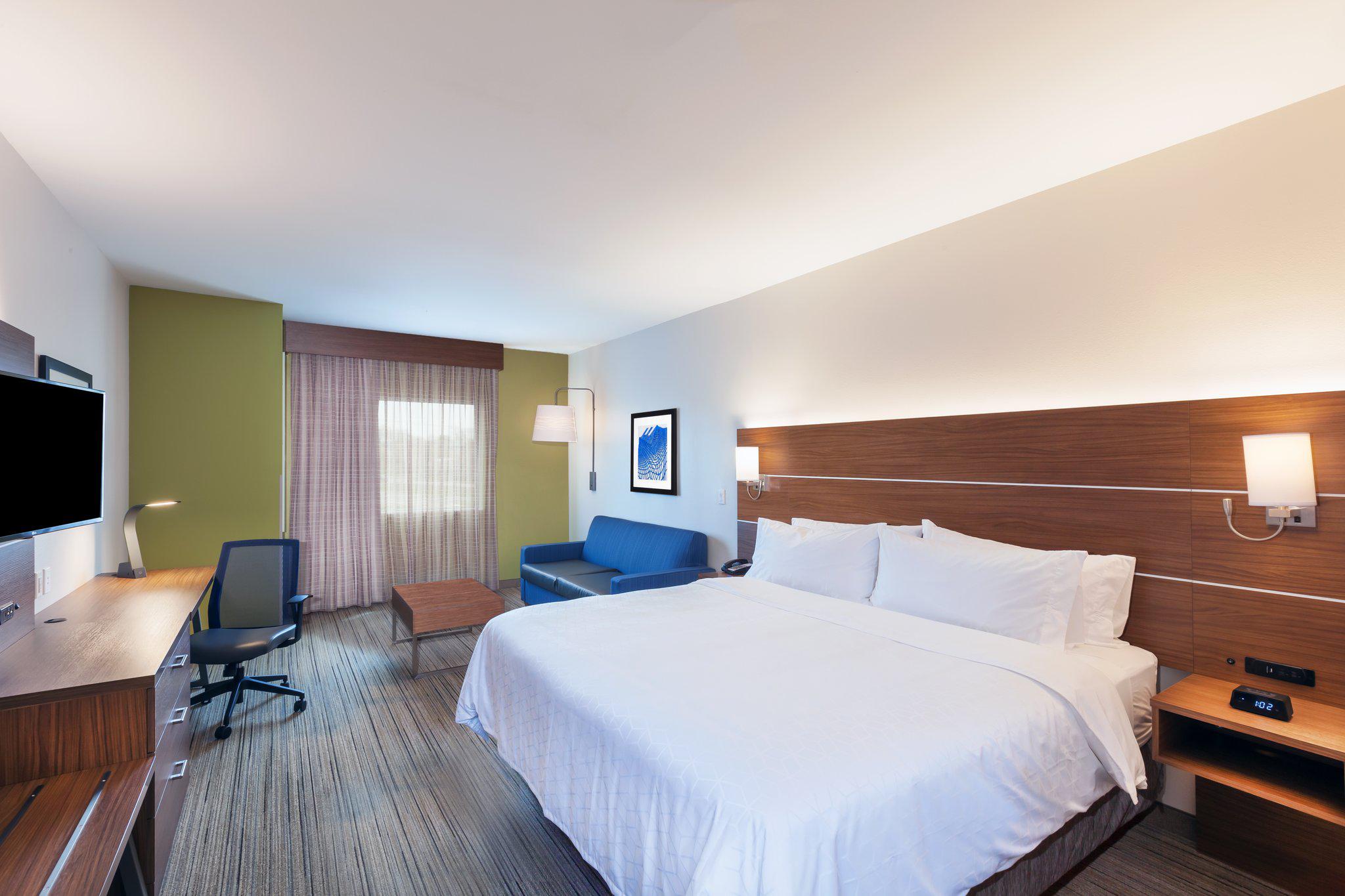 Holiday Inn Express & Suites Lenexa - Overland Park Area Photo