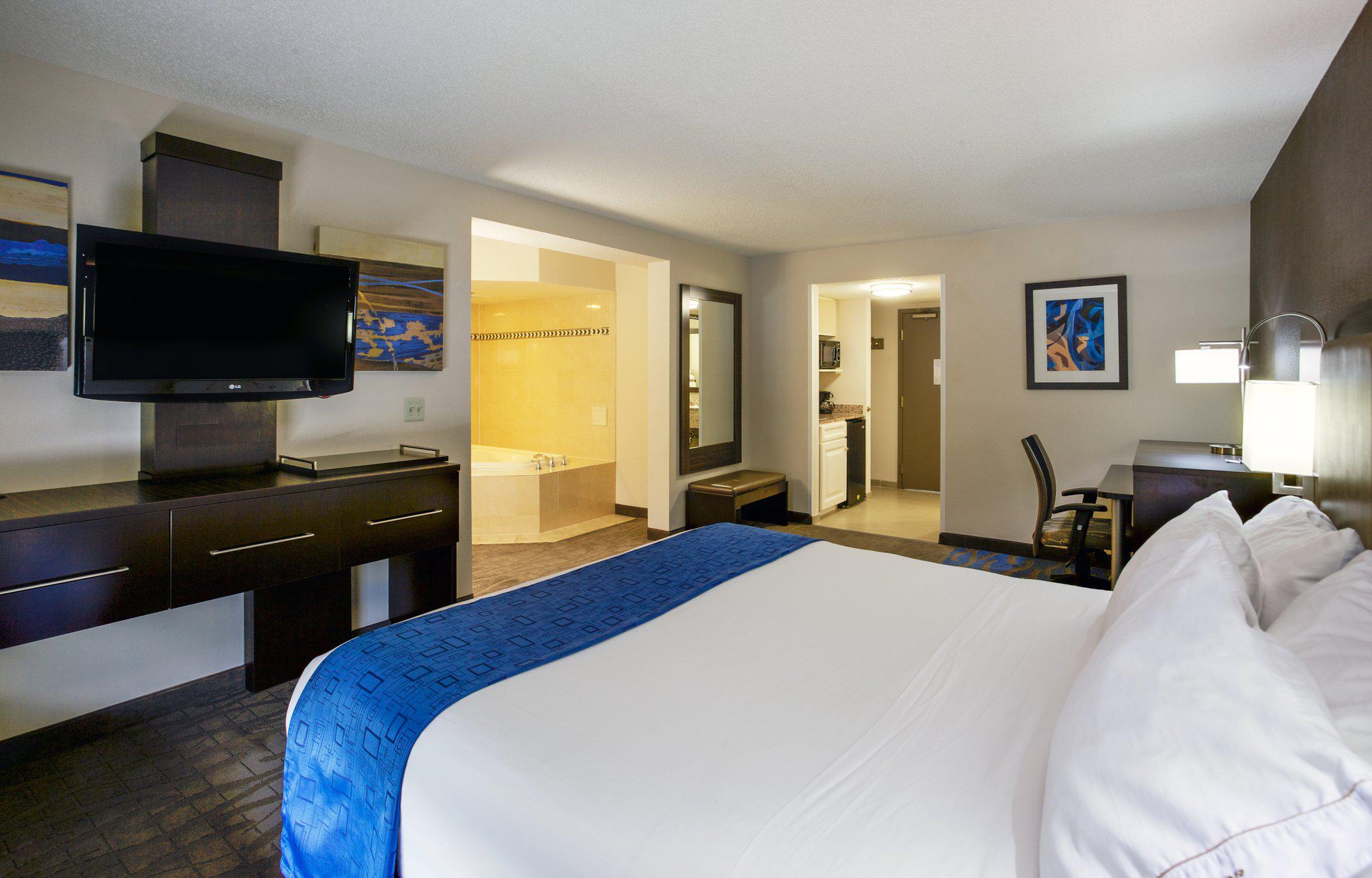 Holiday Inn Express & Suites Meadowlands Area Photo