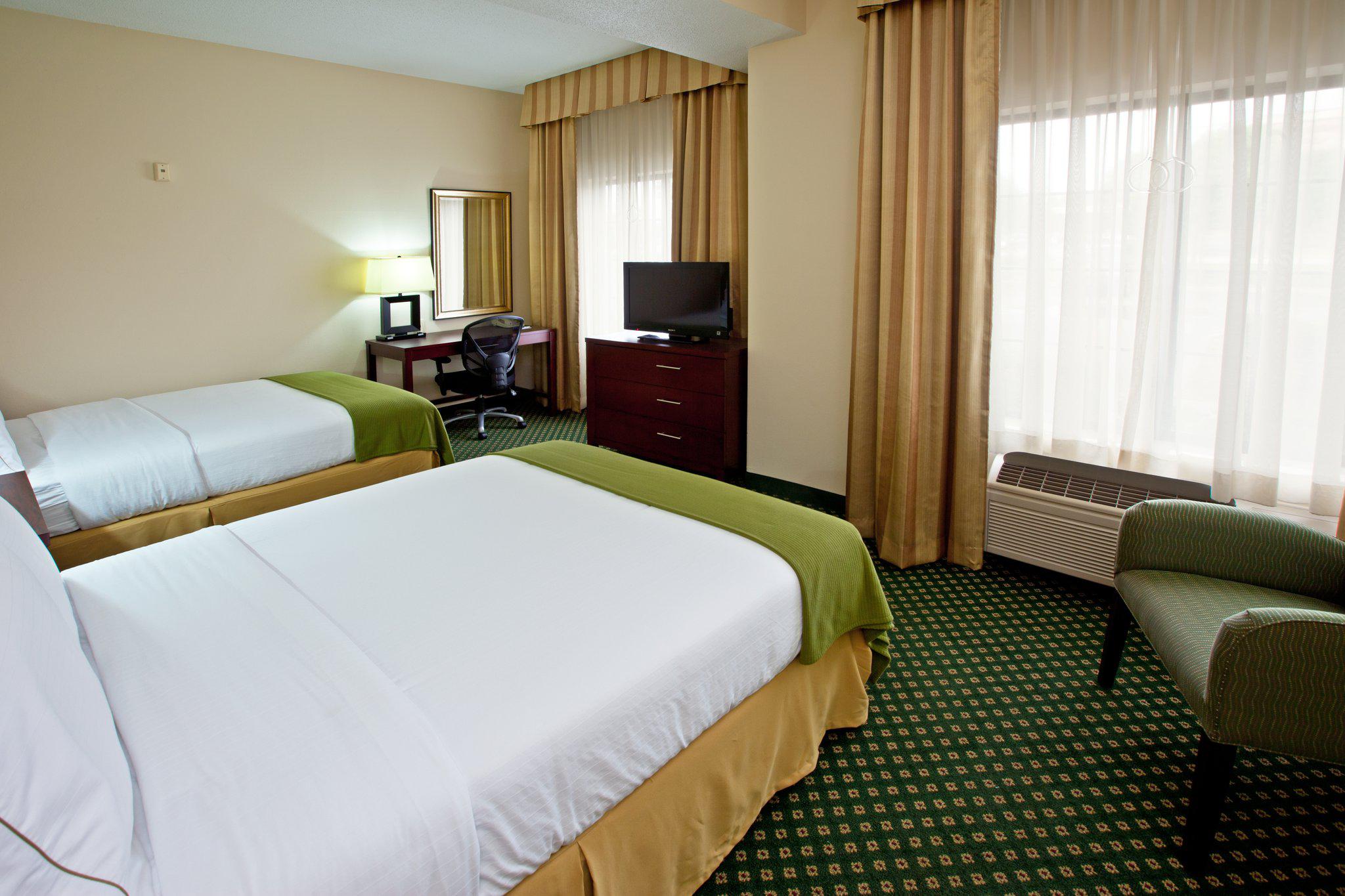 Holiday Inn Express & Suites Indianapolis - East Photo