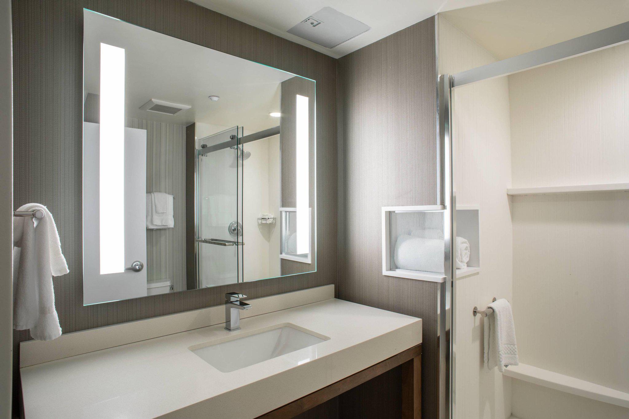 Courtyard by Marriott New York Queens/Fresh Meadows Photo