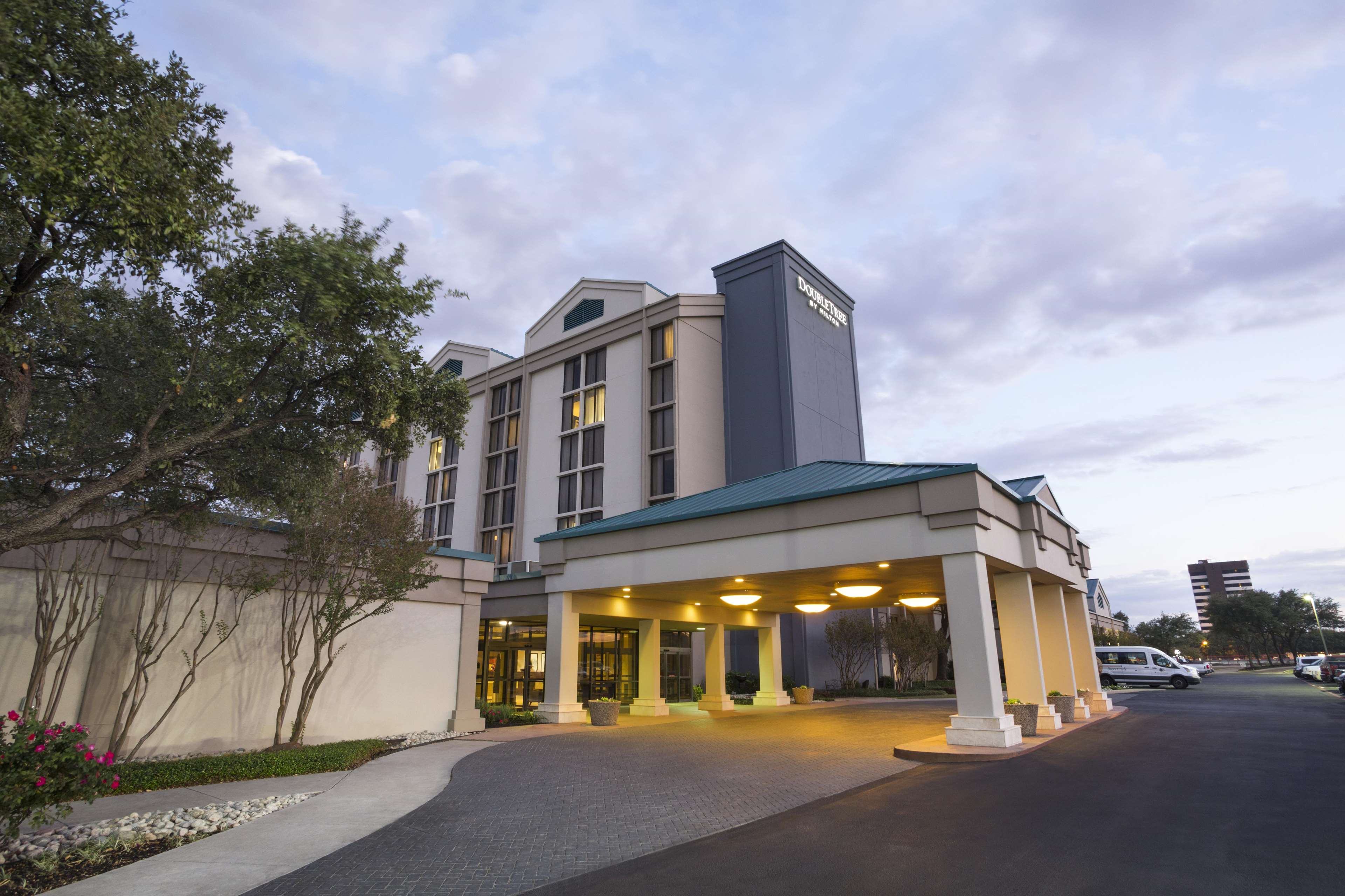 DoubleTree by Hilton Hotel Dallas - DFW Airport North Photo