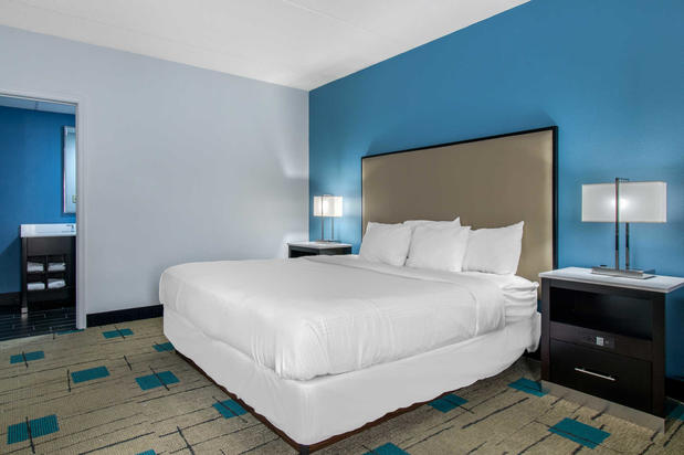 Images Clarion Inn & Suites