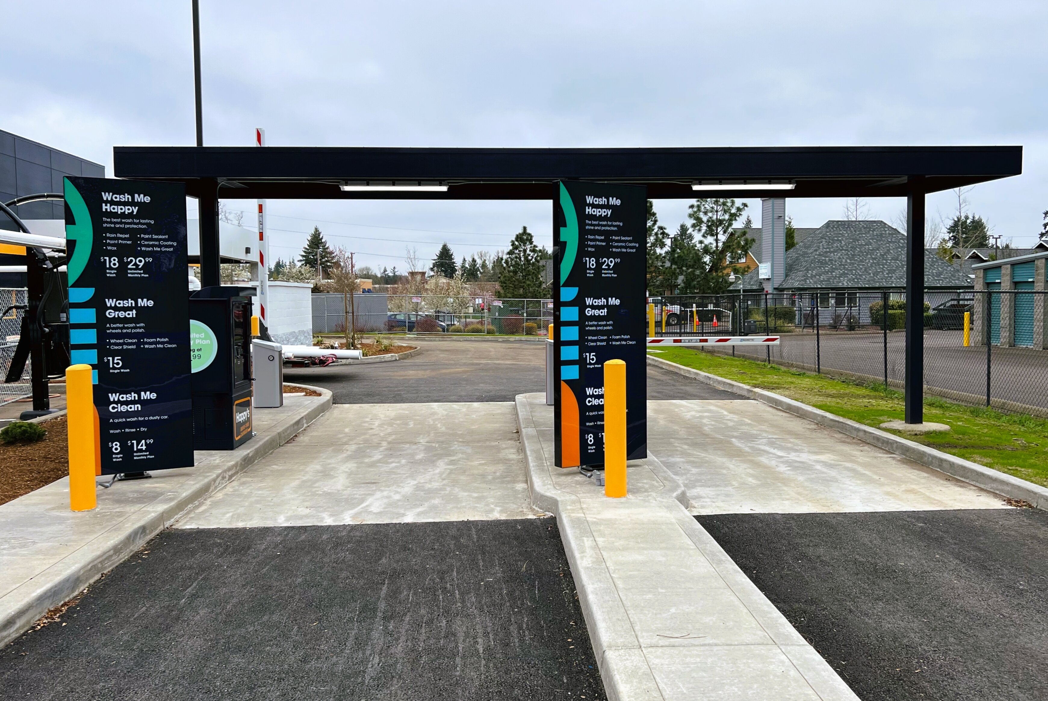 Happy's Drive Thru Car Wash Image
