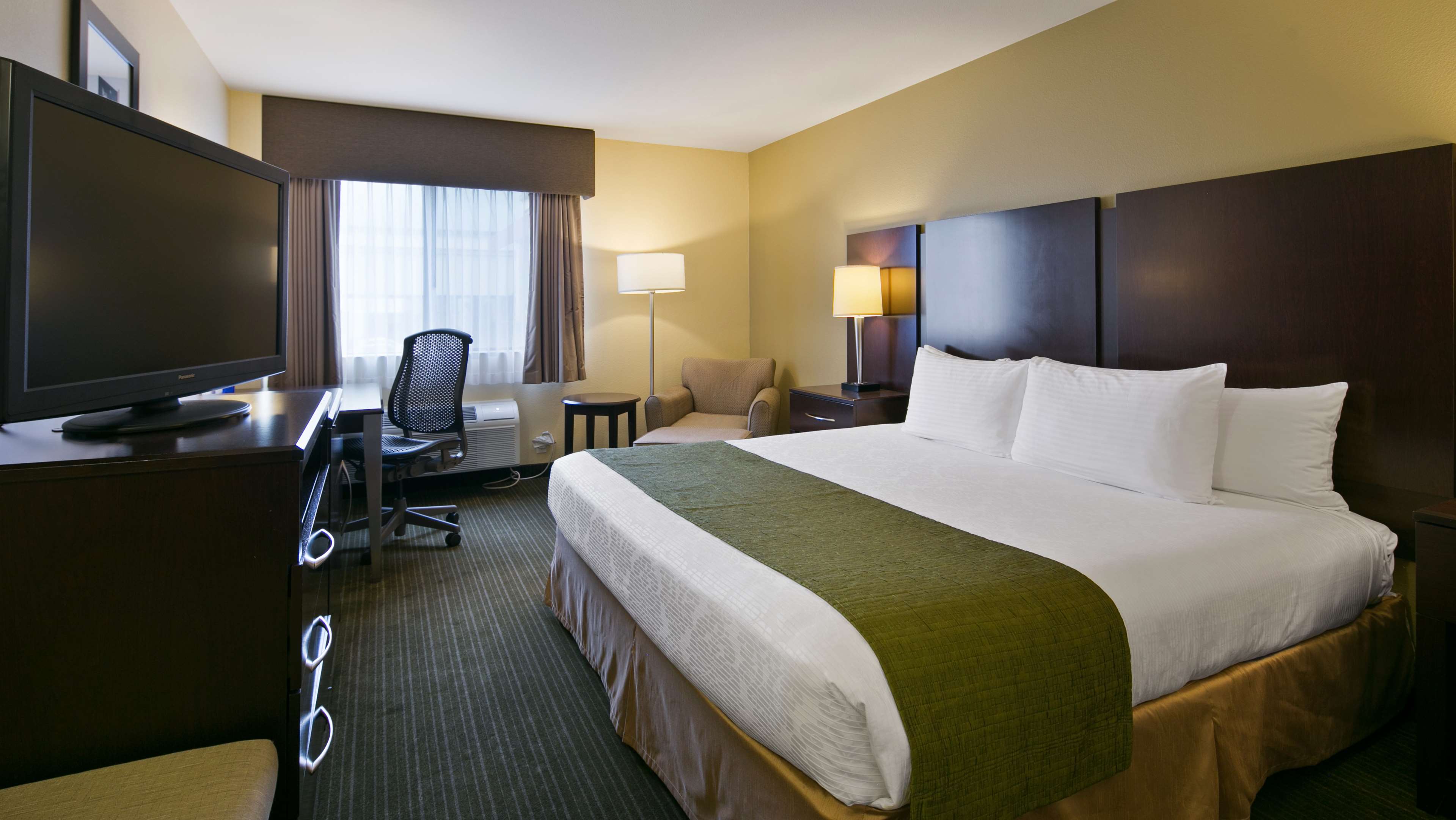 Best Western Plus Plaza by the Green Photo