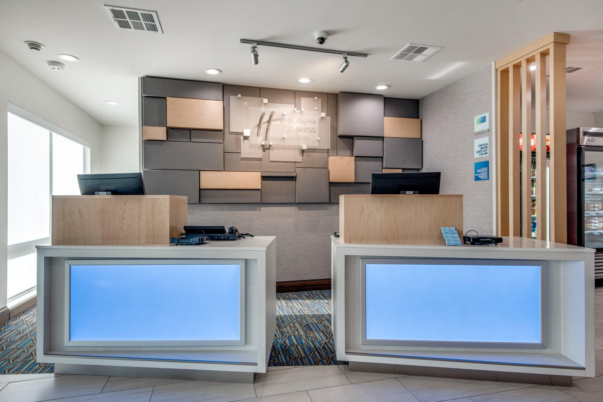 Holiday Inn Express & Suites Dallas North - Addison Photo