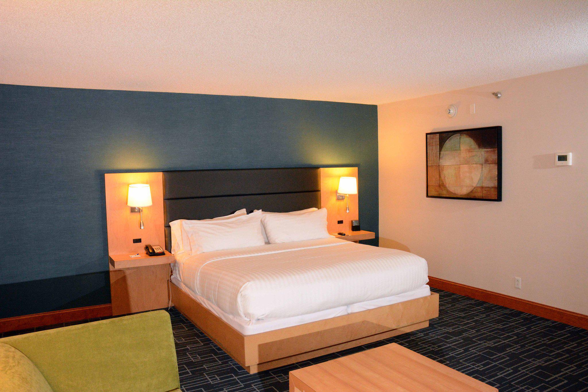 Holiday Inn Express & Suites Stamford Photo