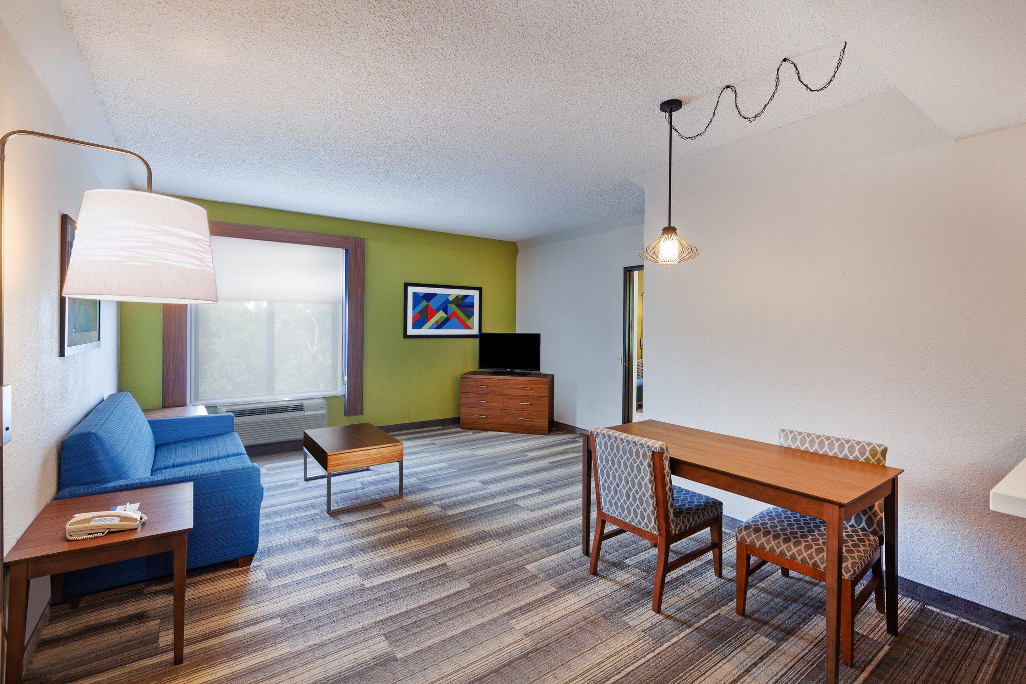 Holiday Inn Express & Suites Houston - Memorial Park Area Photo