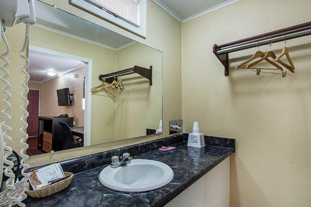 Images Rodeway Inn West Dodge