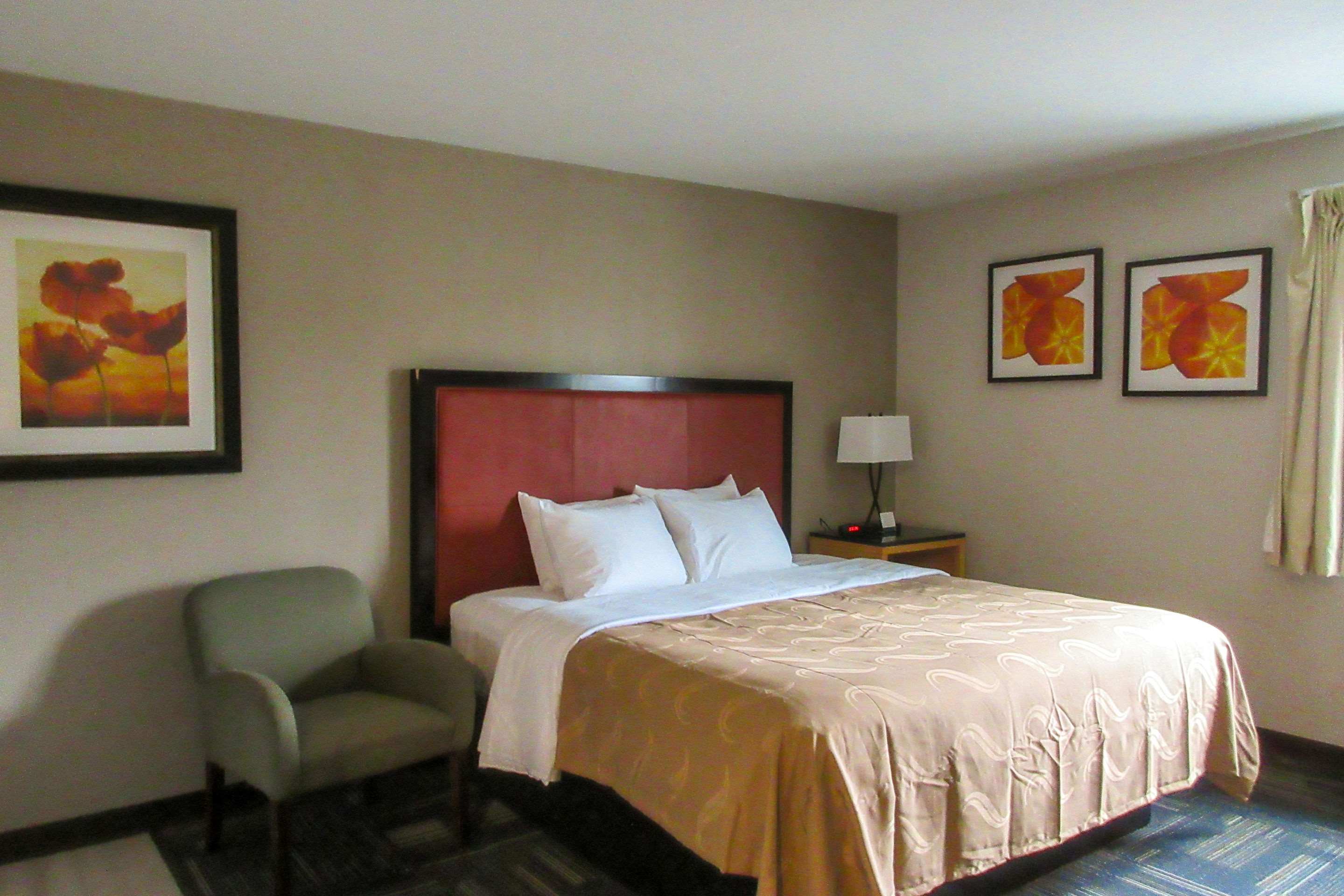 Quality Inn & Suites Evansville Downtown Photo