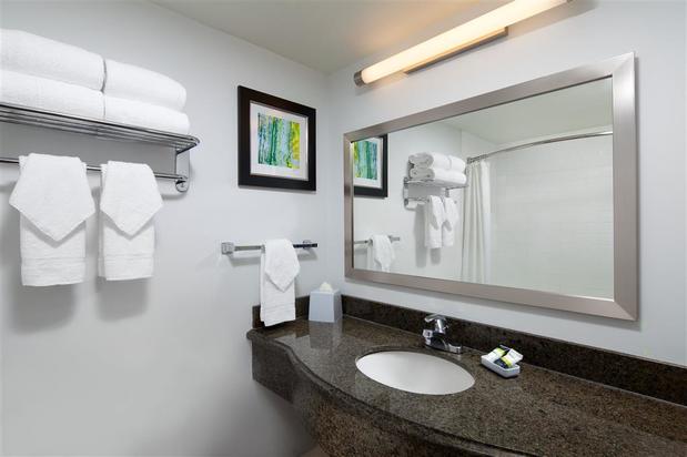 Images Four Points by Sheraton Hotel & Suites San Francisco Airport