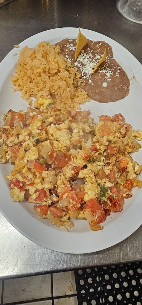 Huevos a la Mexicana Con Arroz y Frijoles