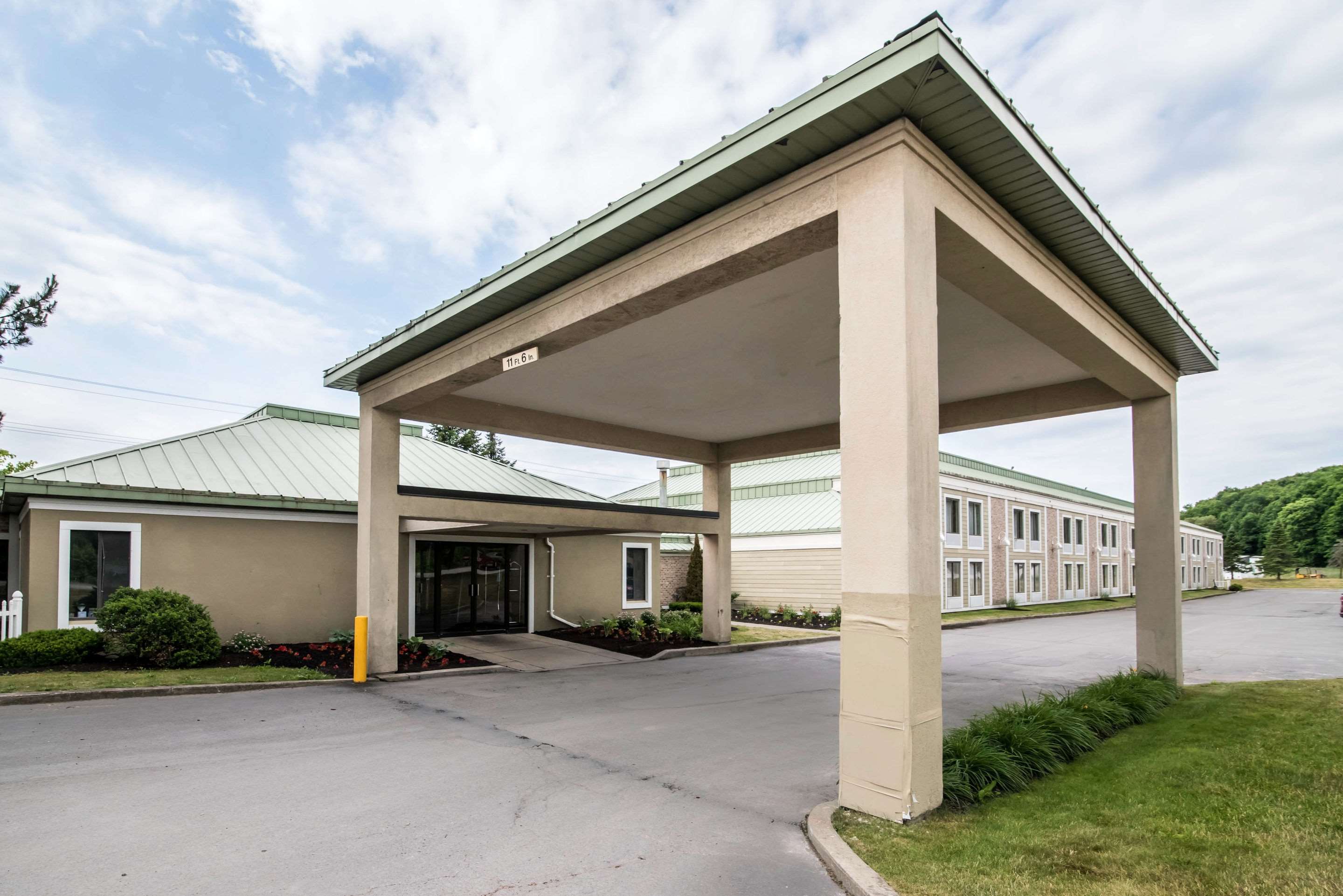 Clarion Inn & Suites - University Area Photo