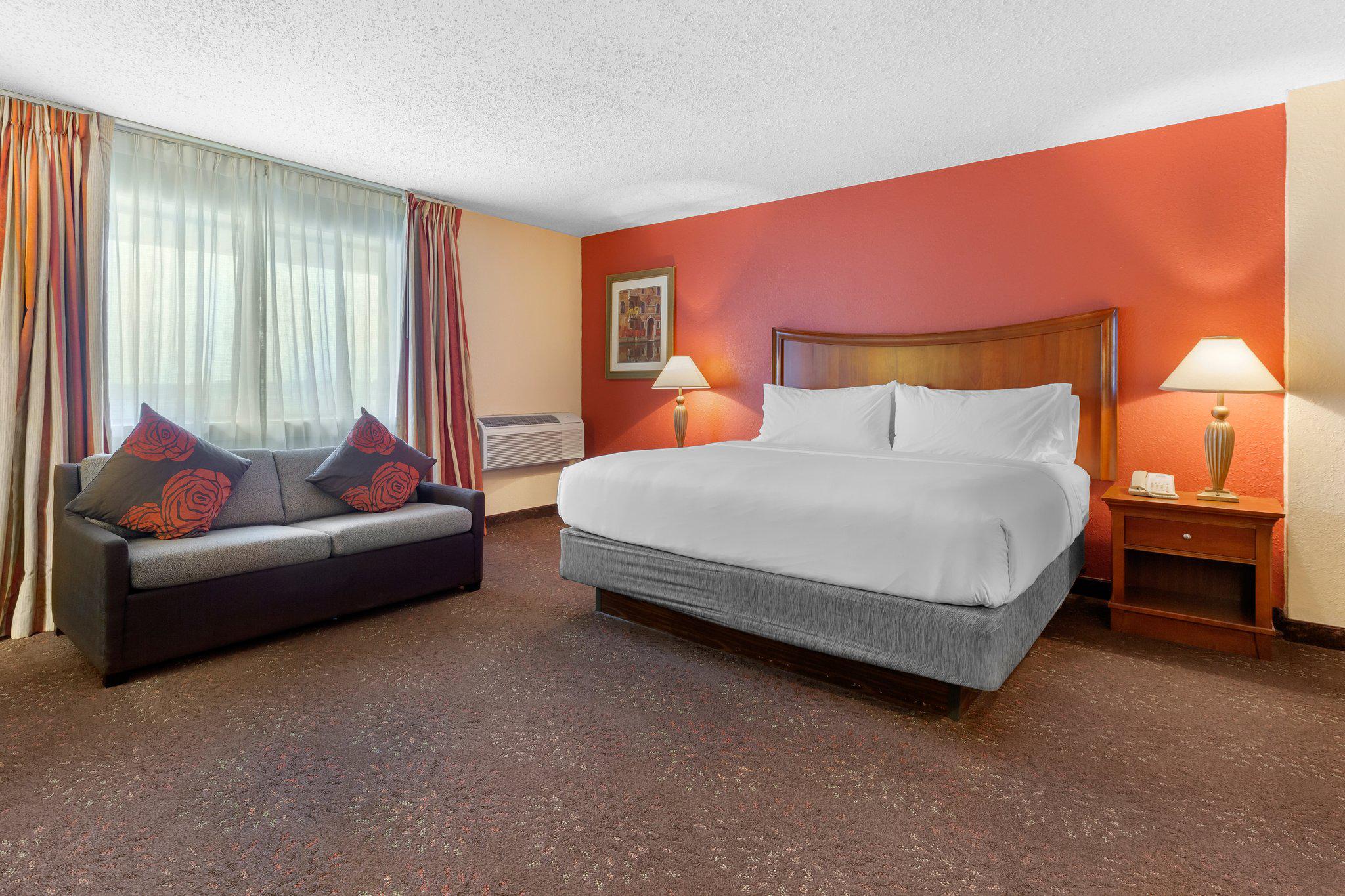 Holiday Inn Express Chicago-Downers Grove Photo