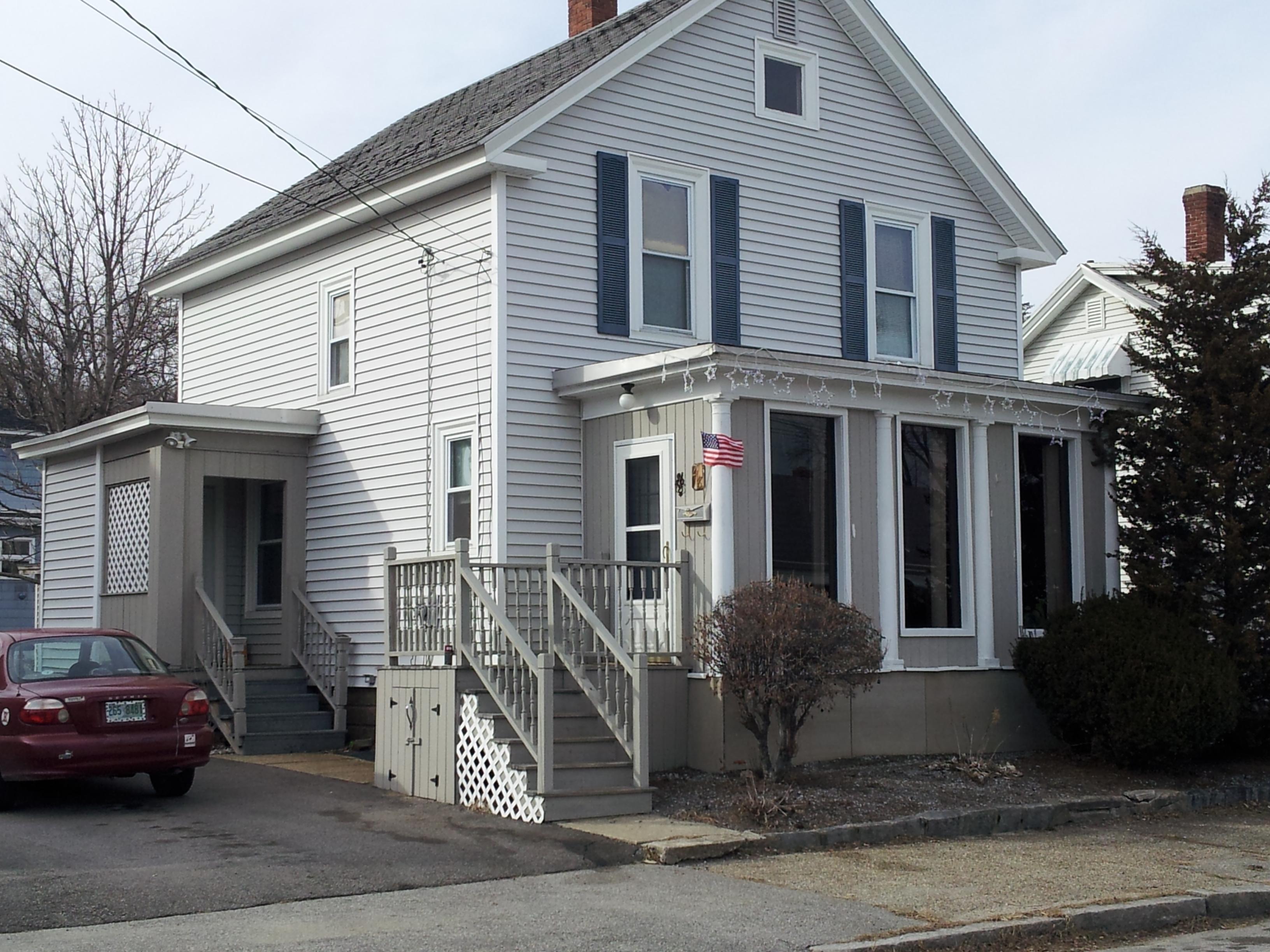 We used Alside Charter Oak Vinyl Siding on this classic colonial on Manchester NH's west side.