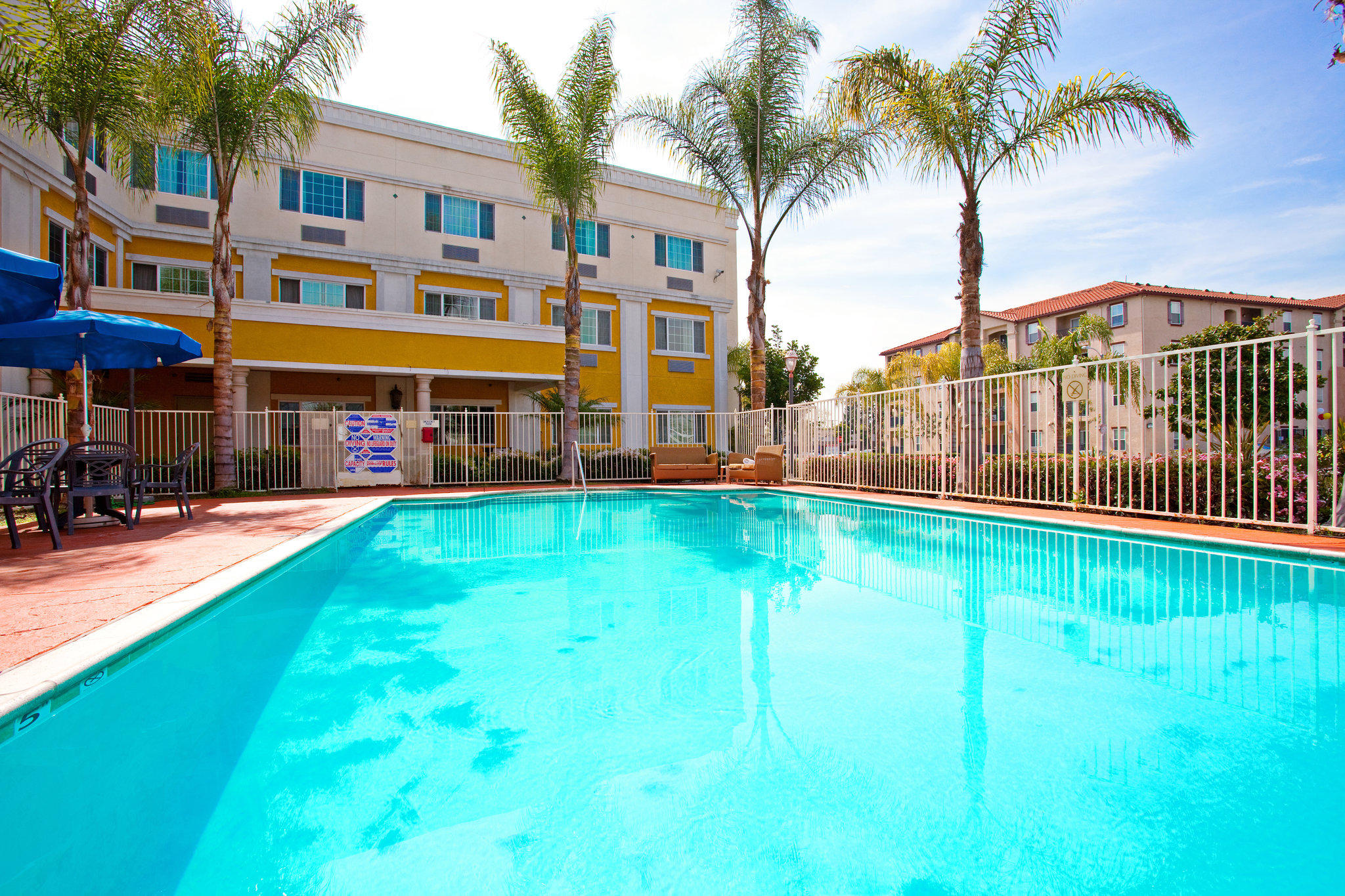 Holiday Inn Express & Suites Garden Grove-Anaheim South Photo