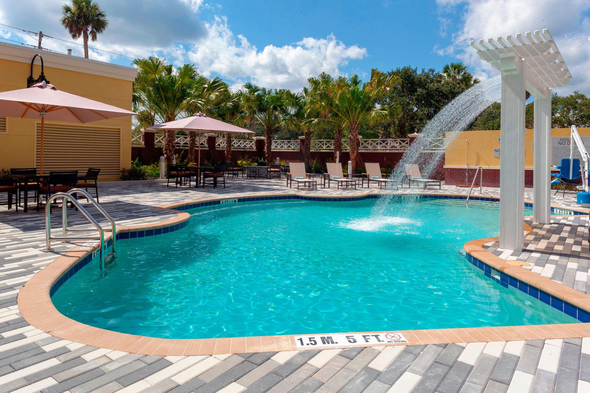 Courtyard by Marriott DeLand Historic Downtown Photo