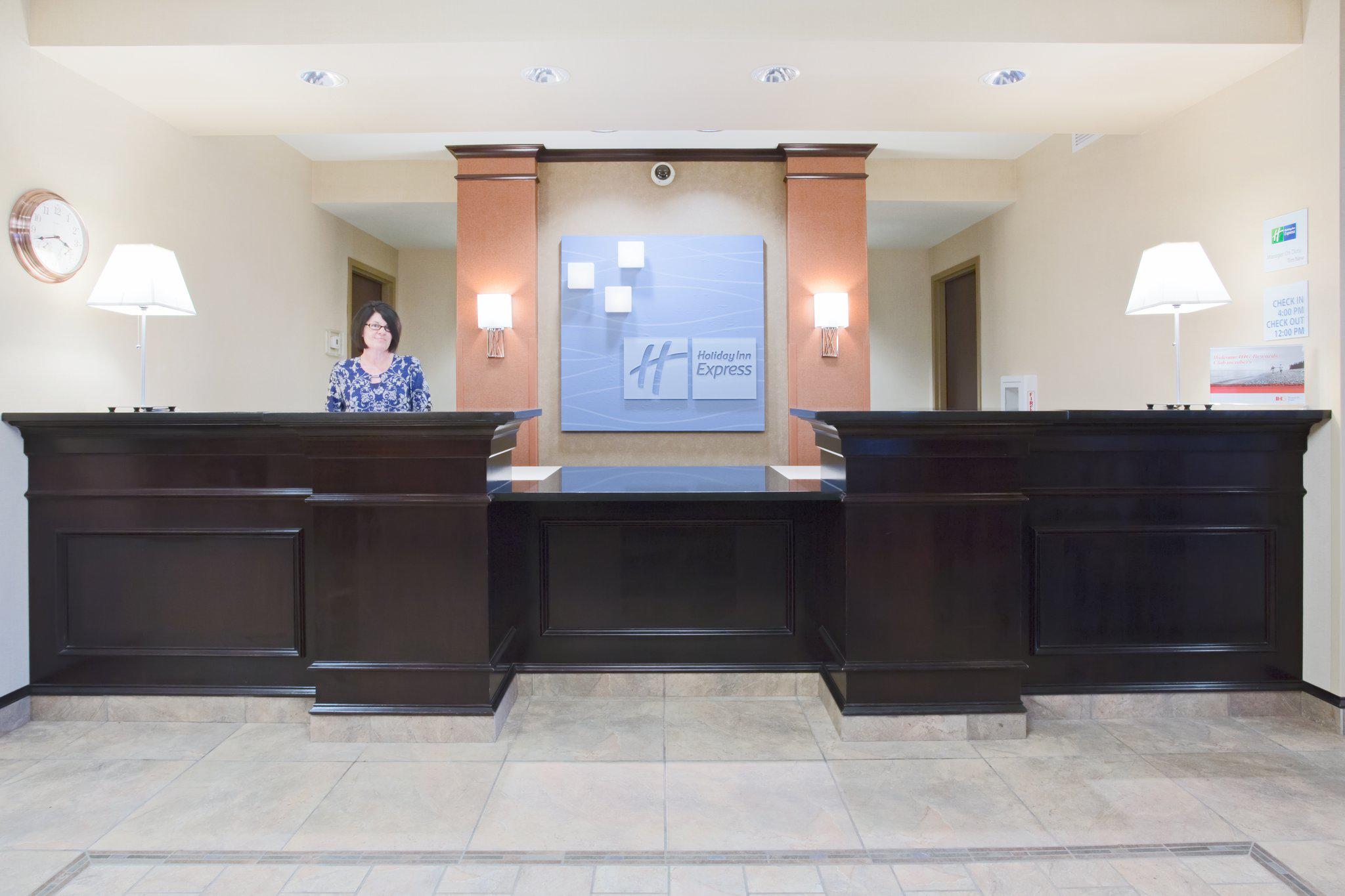 Holiday Inn Express & Suites Minot Photo