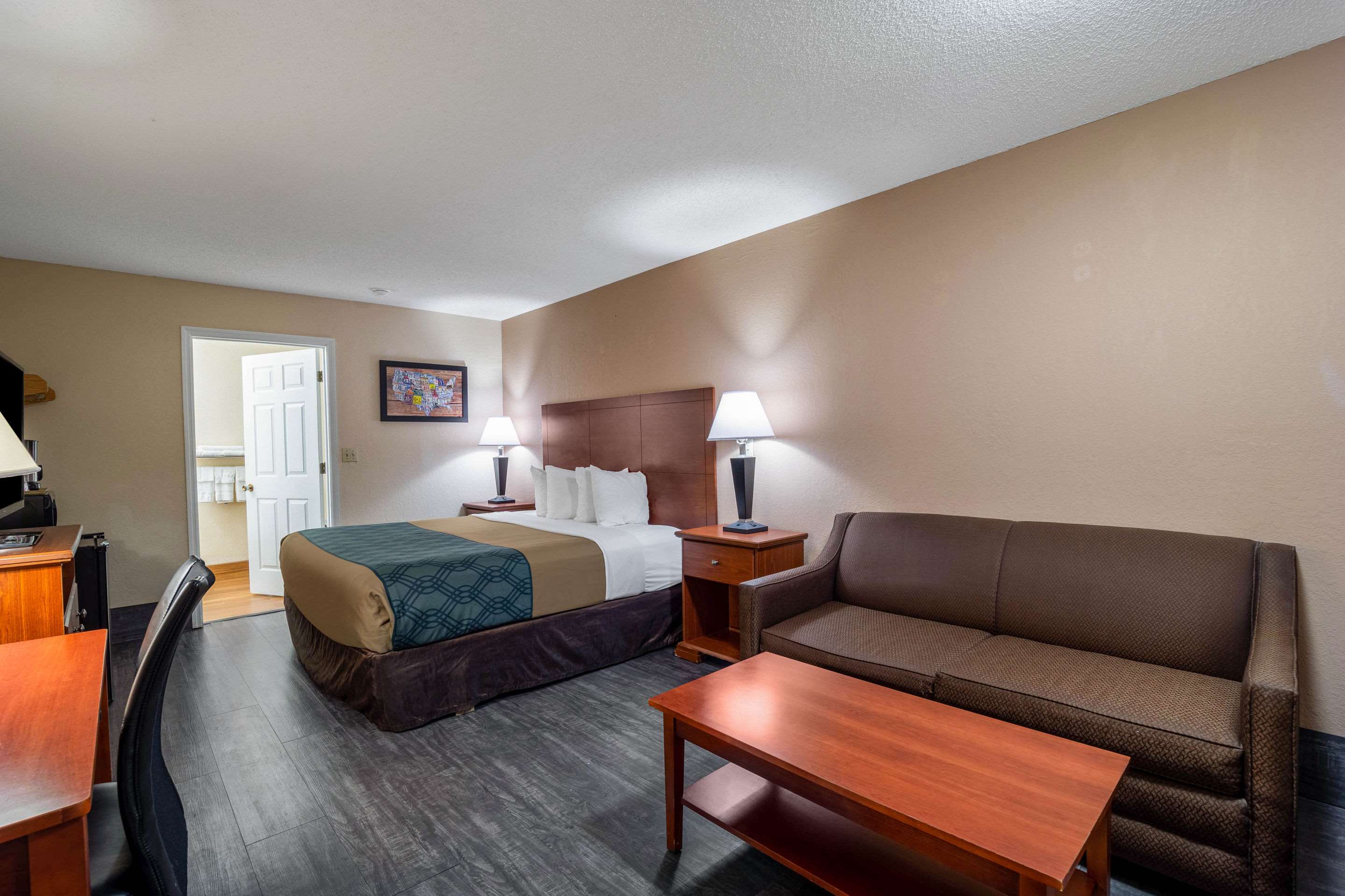 Econo Lodge Inn & Suites Photo