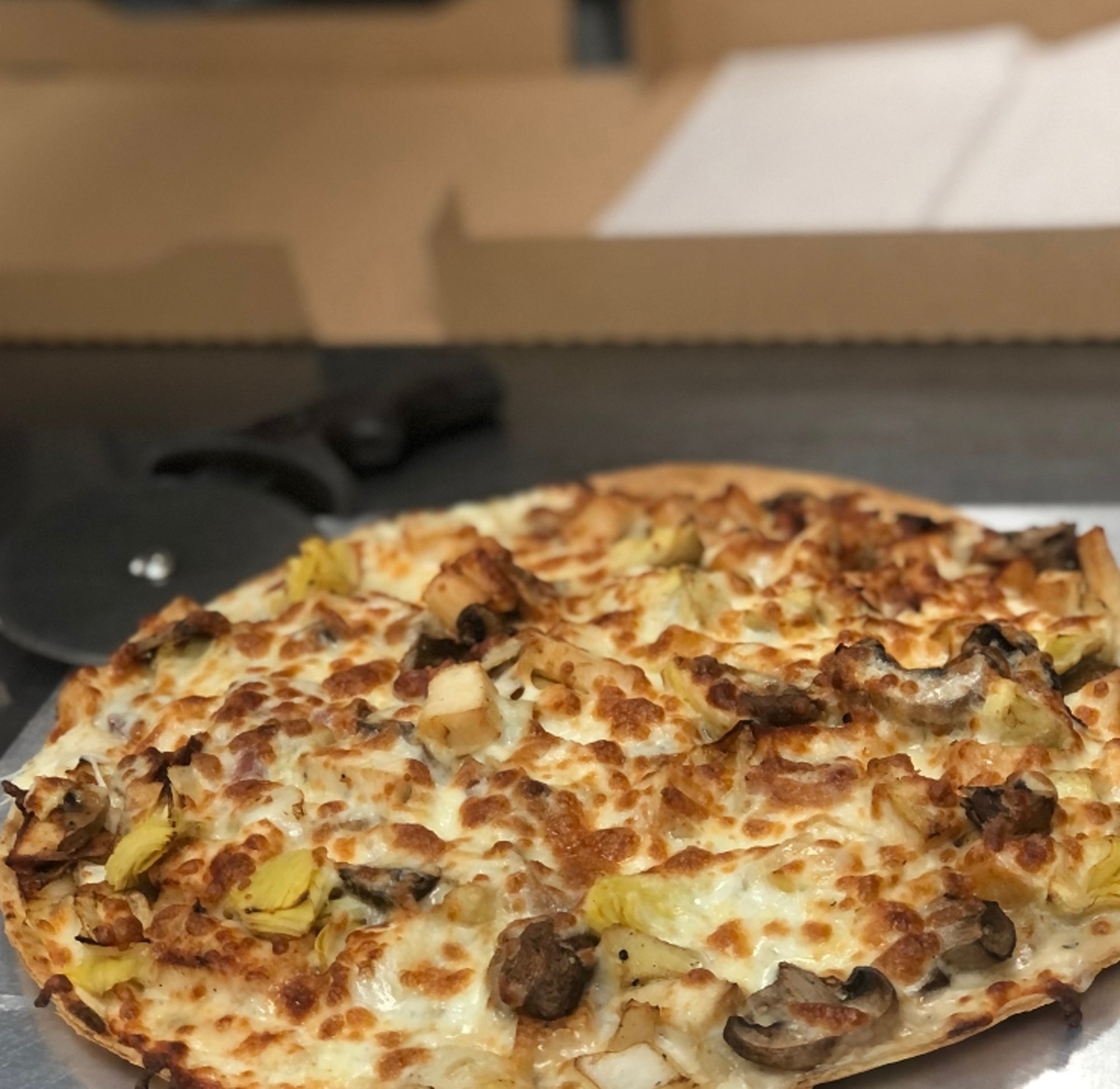 Chicken Bacon Onion Artichoke Alfredo Pizza (9 Inch)