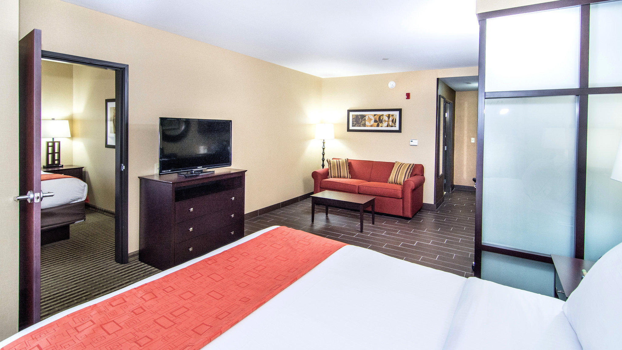 Holiday Inn Express & Suites Elkton - University Area Photo