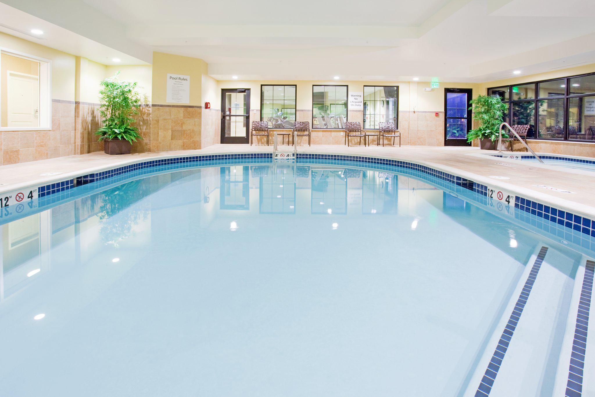 Holiday Inn Express & Suites Denver Airport Photo