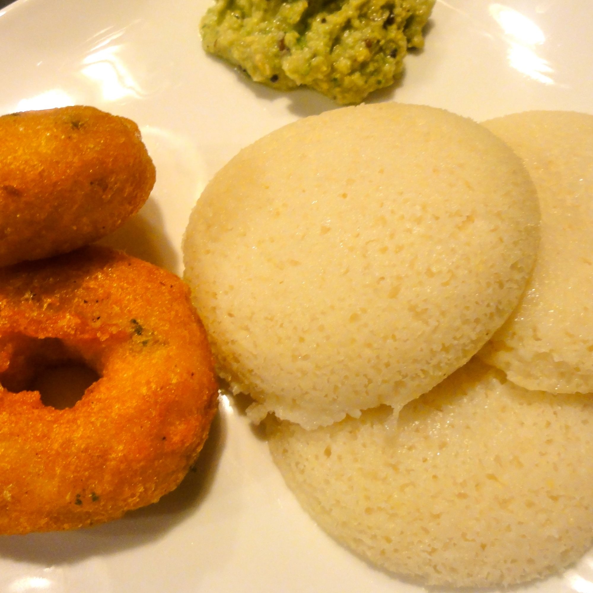 Veg Appetizer Combo - Idli 3 pcs & Medu Vada 2 pcs