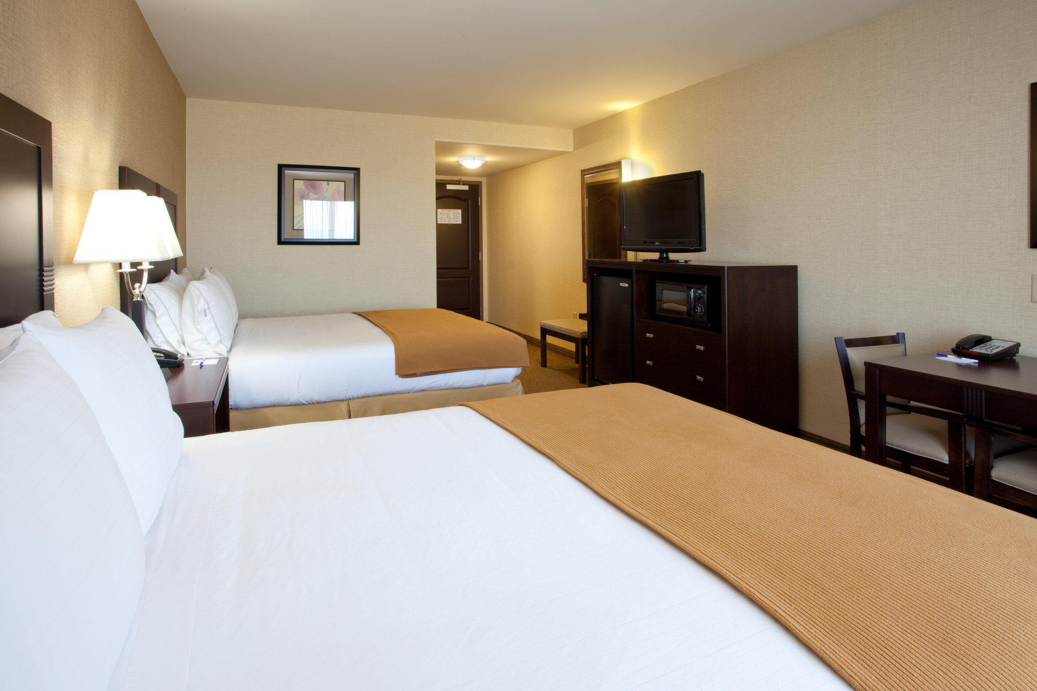 Holiday Inn Express & Suites Fresno South Photo