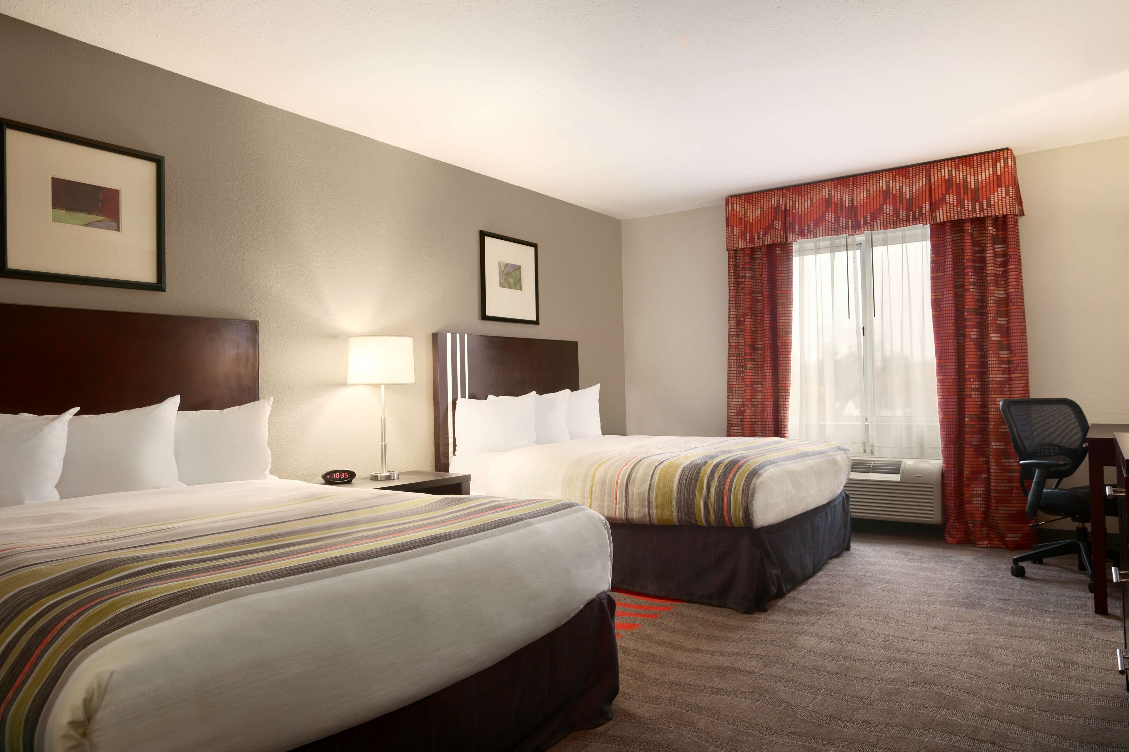 Country Inn & Suites by Radisson, Dearborn, MI Photo