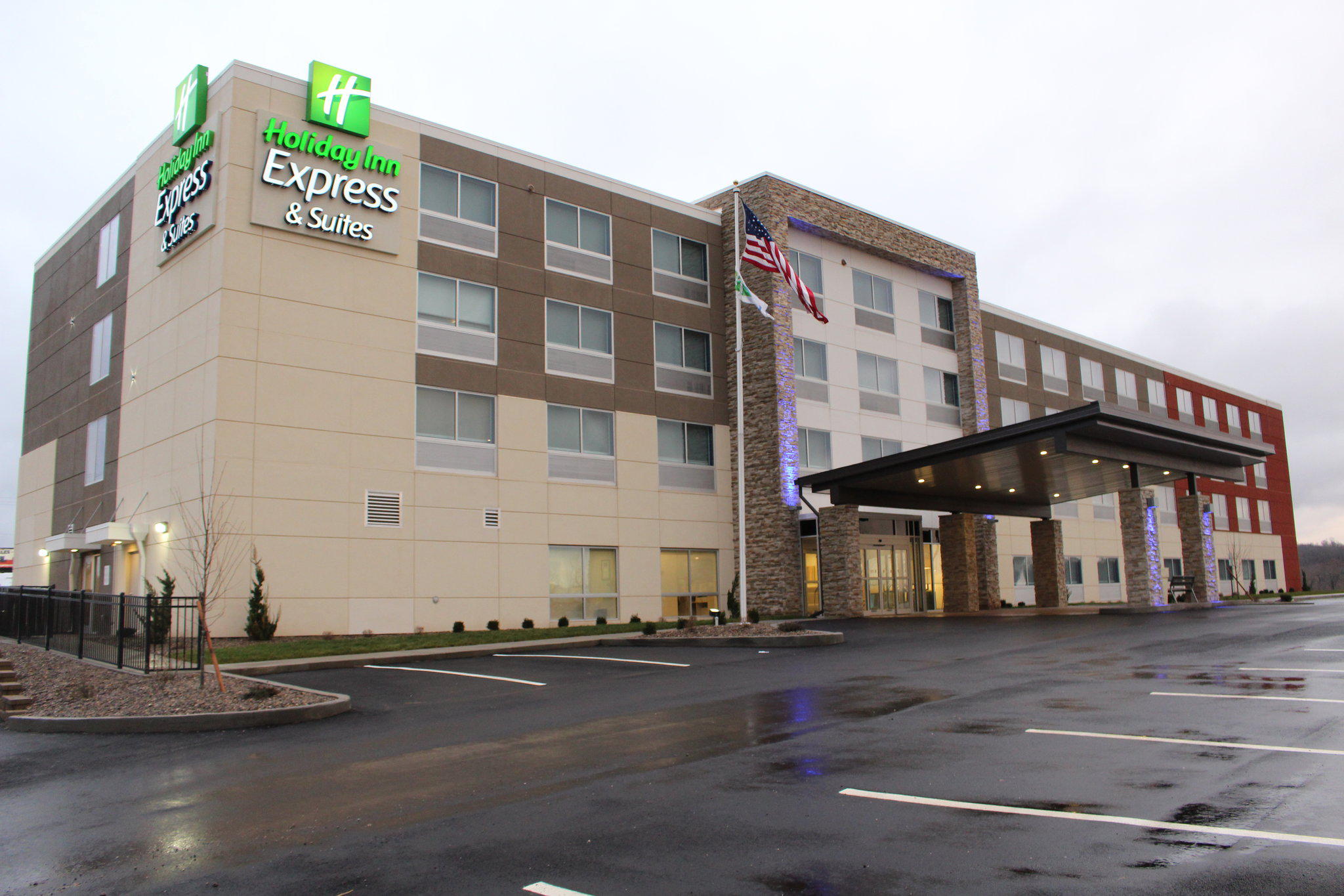 Holiday Inn Express & Suites Marietta Photo