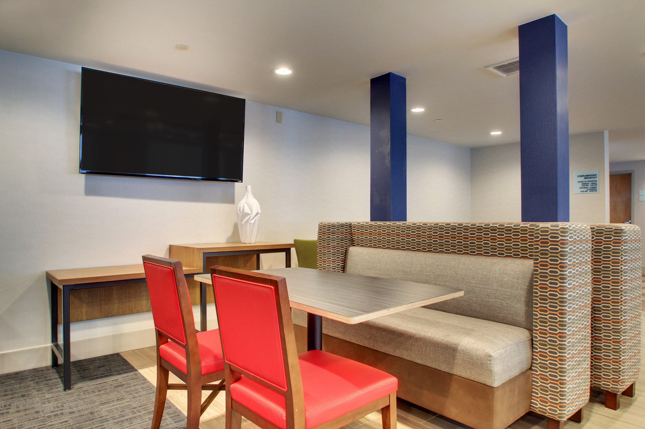 Holiday Inn Express & Suites Lincoln East - White Mountains Photo